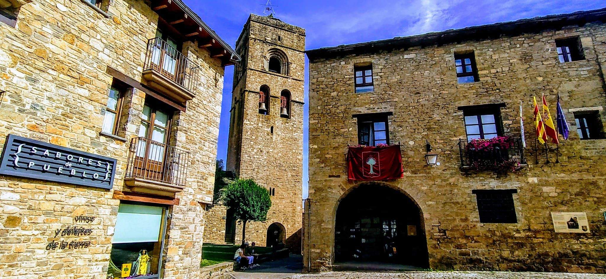 Plaza de Aínsa. Joaquín Santafé Plaza de Aínsa. Joaquín Santafé