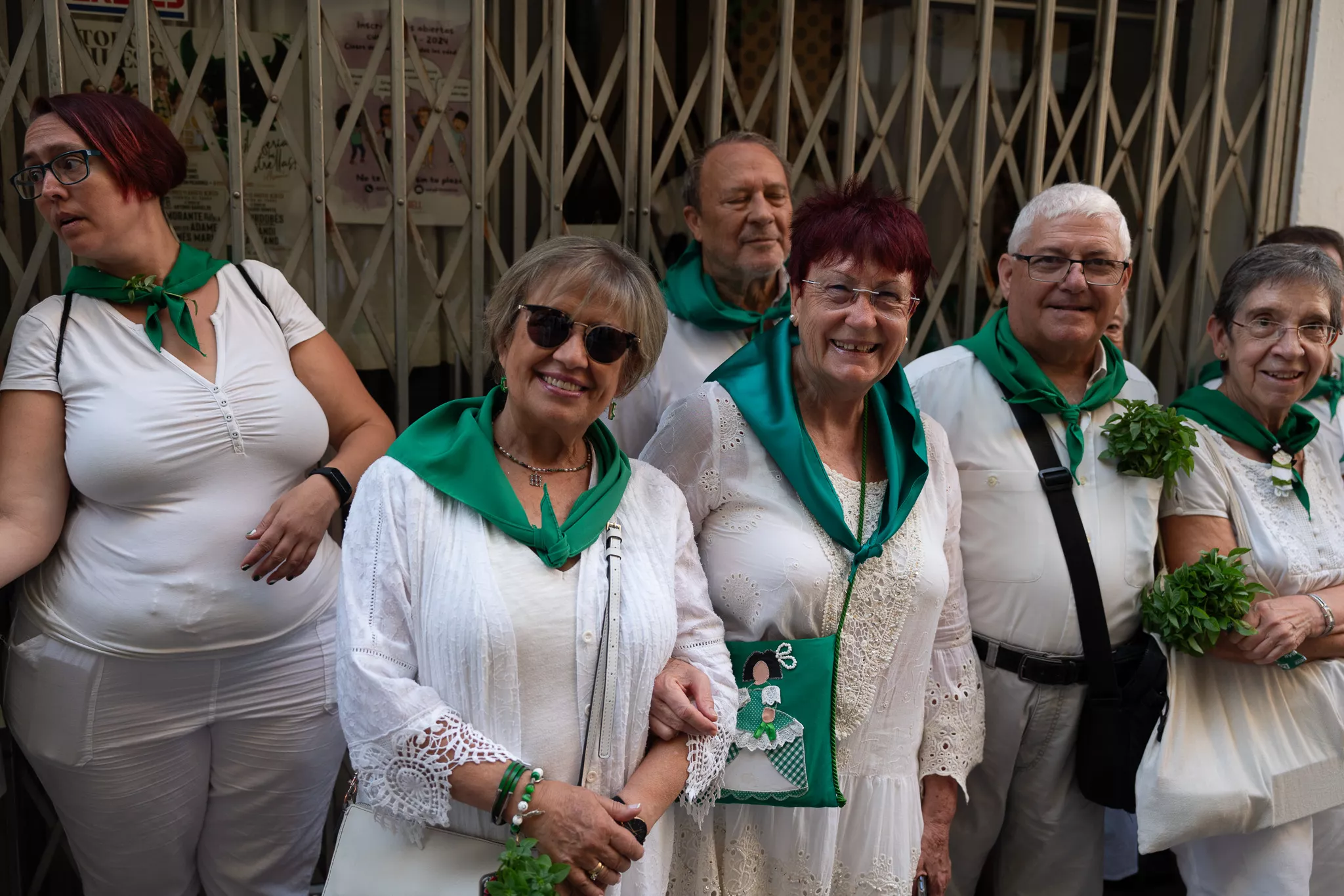Los oscenses esperan la Procesión por las calles de Huesca. Foto: José Antonio Terrón