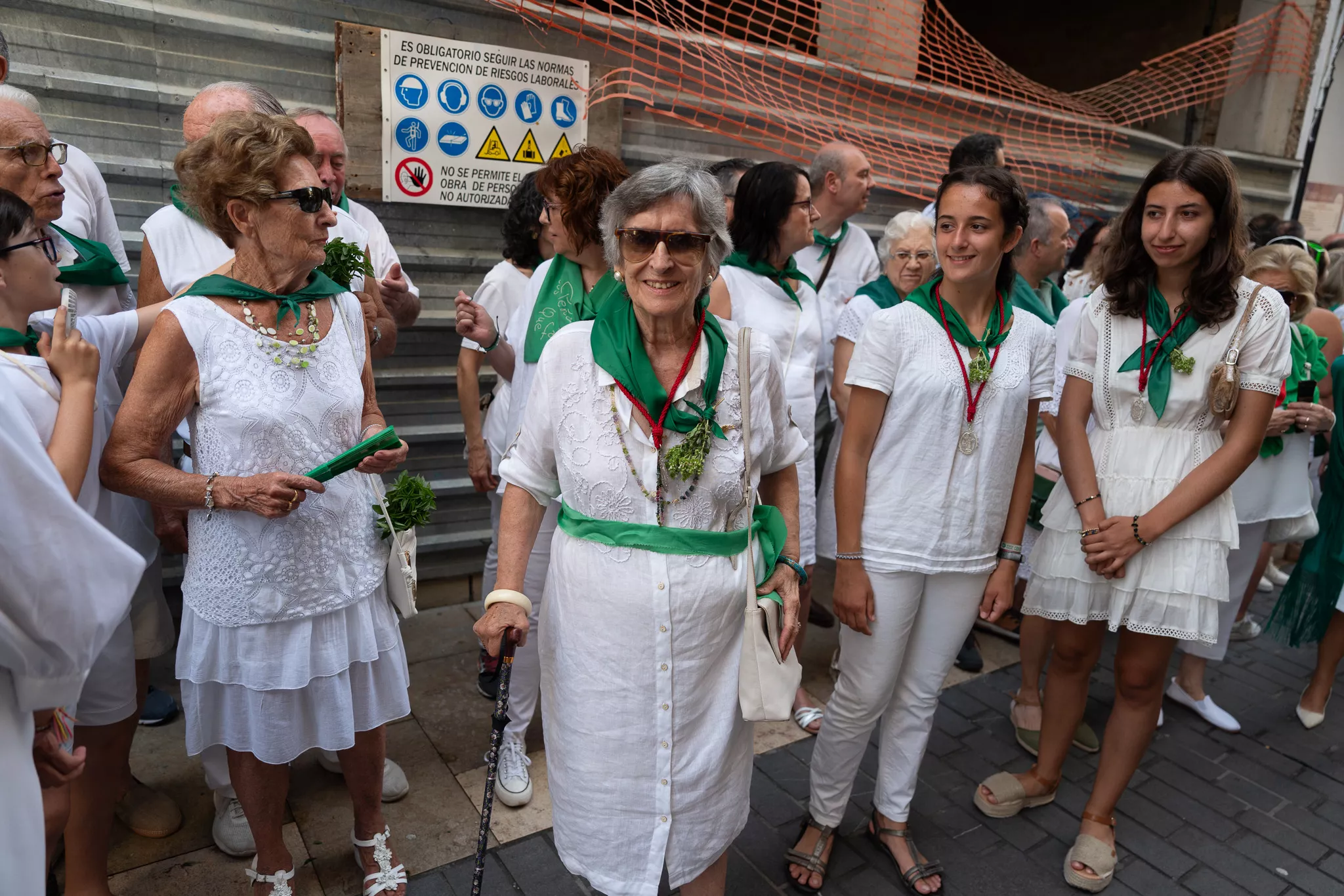 Los oscenses esperan la Procesión por las calles de Huesca. Foto: José Antonio Terrón