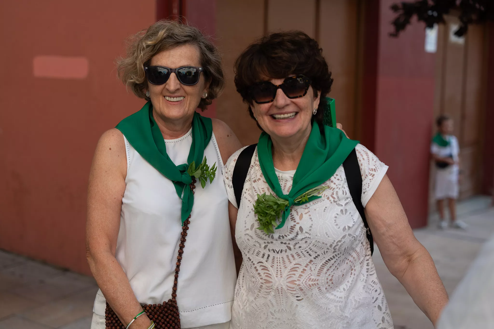 Los oscenses esperan la Procesión por las calles de Huesca. Foto: José Antonio Terrón