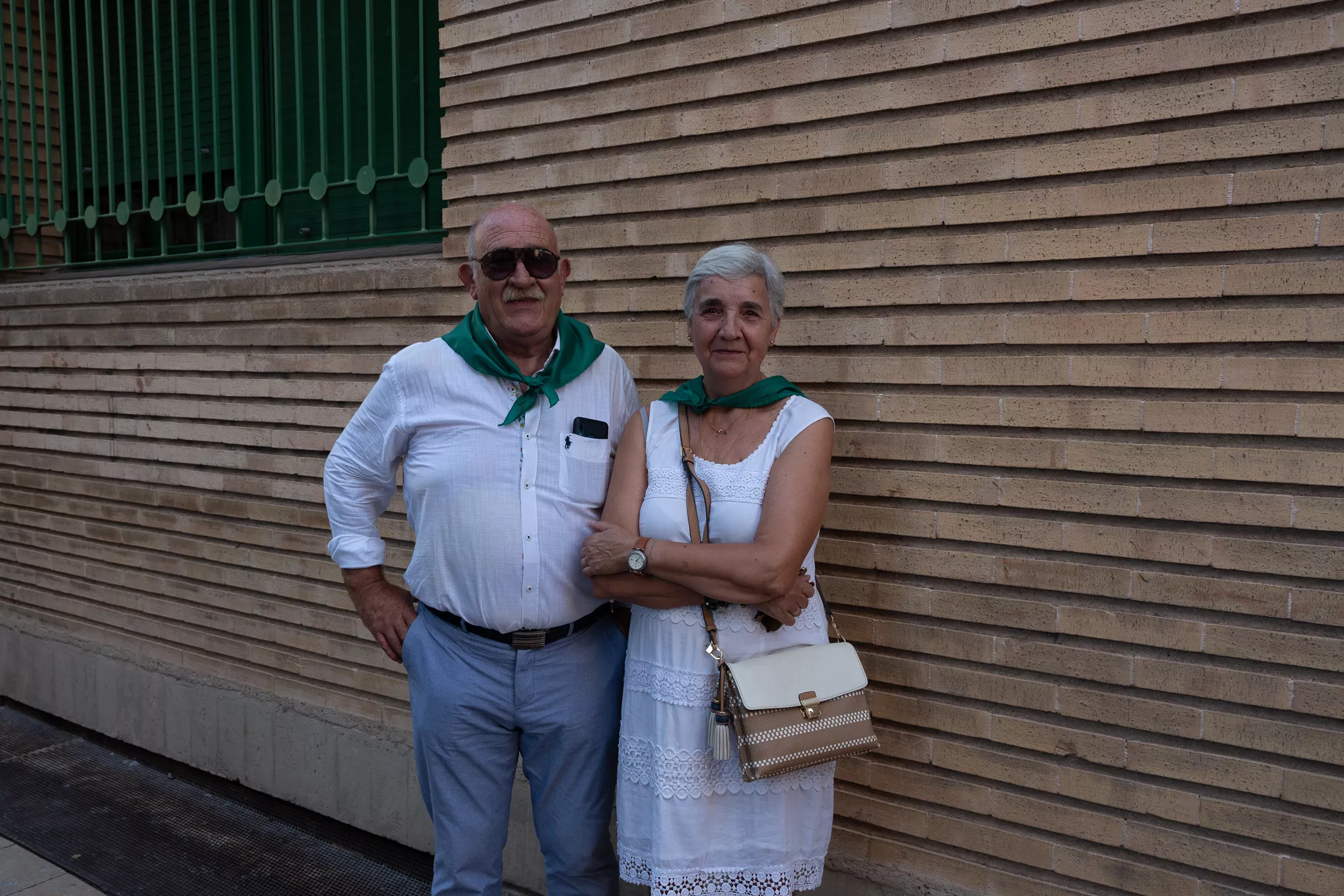 Los oscenses esperan la Procesión por las calles de Huesca. Foto: José Antonio Terrón