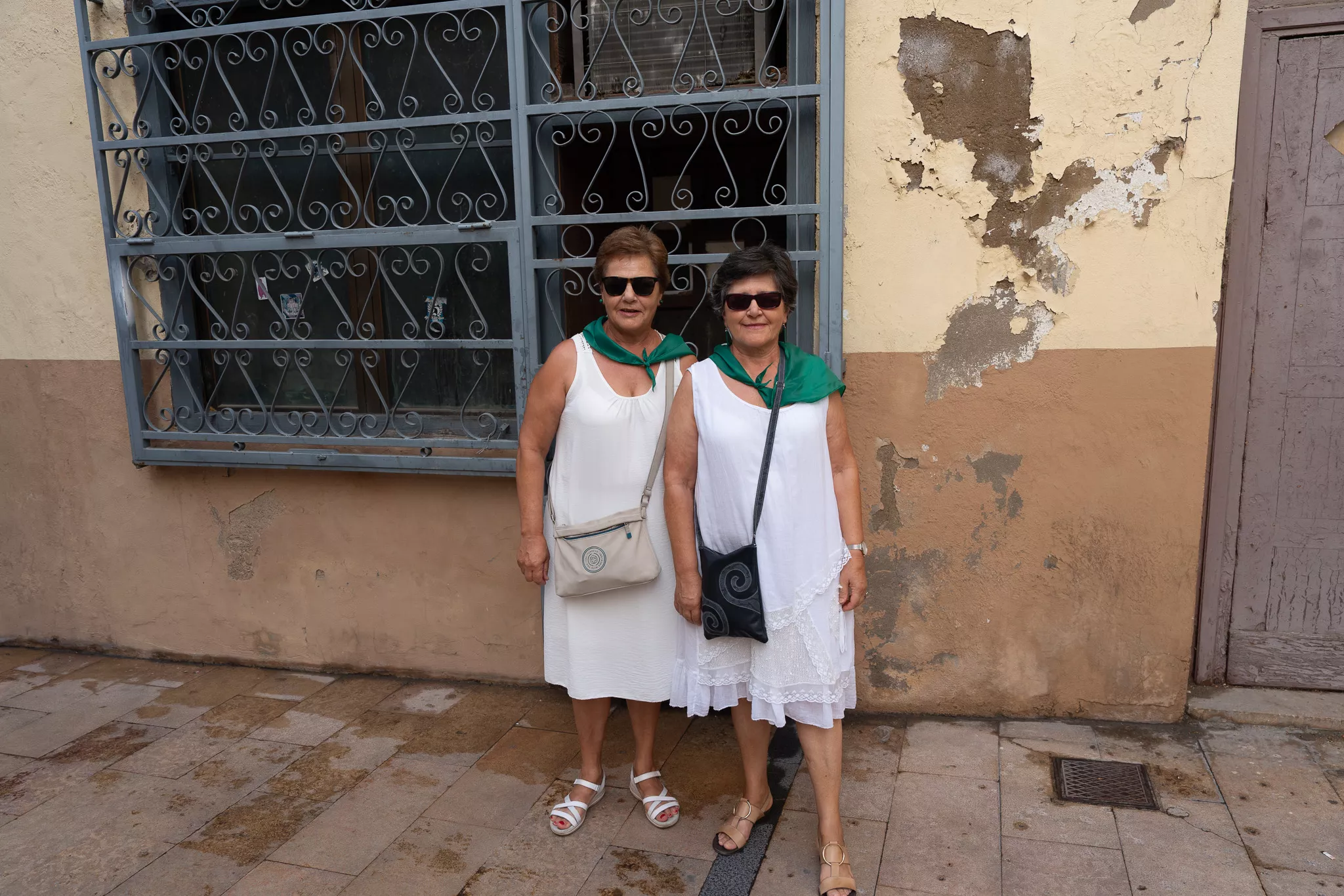 Los oscenses esperan la Procesión por las calles de Huesca. Foto: José Antonio Terrón