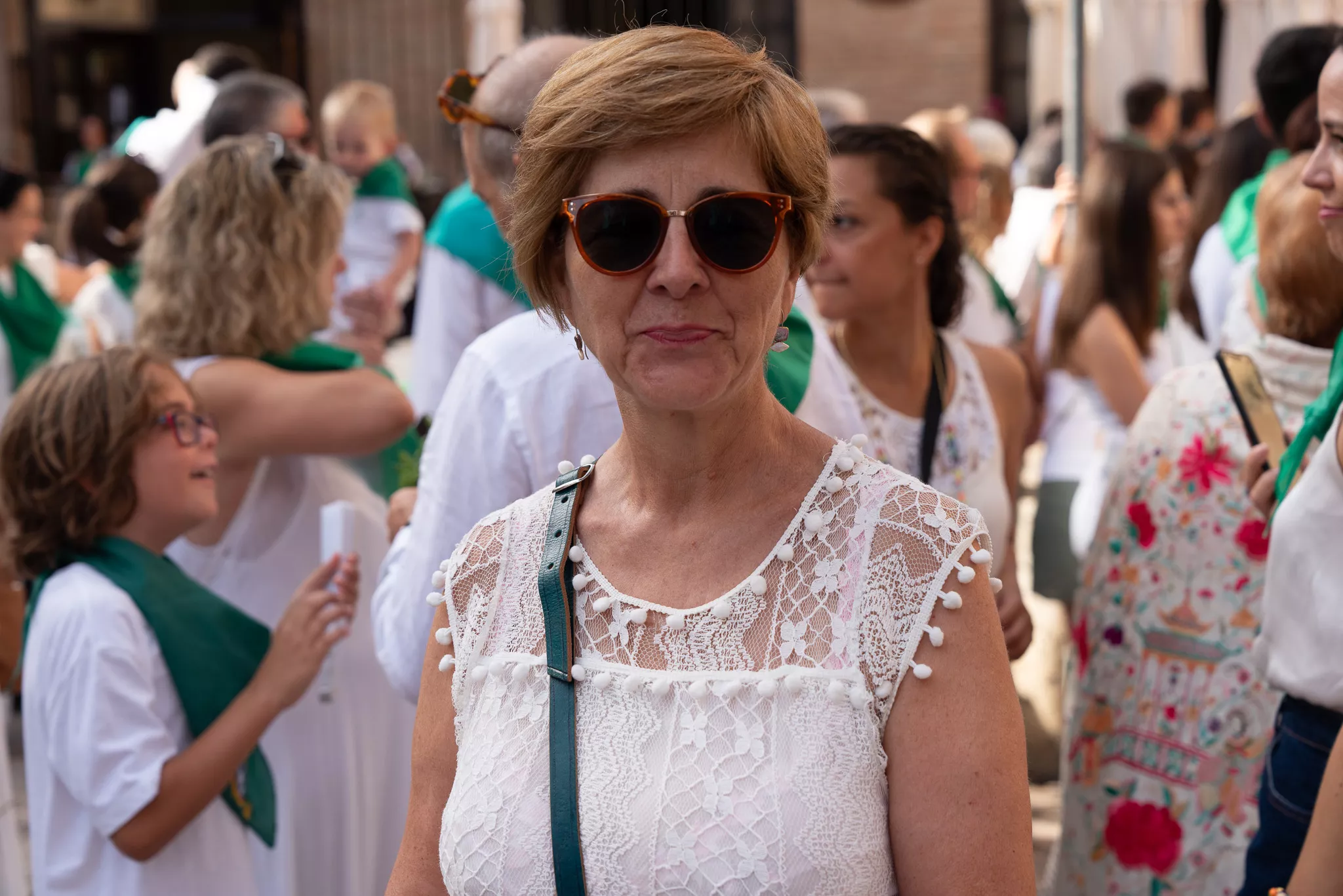 Los oscenses esperan la Procesión por las calles de Huesca. Foto: José Antonio Terrón