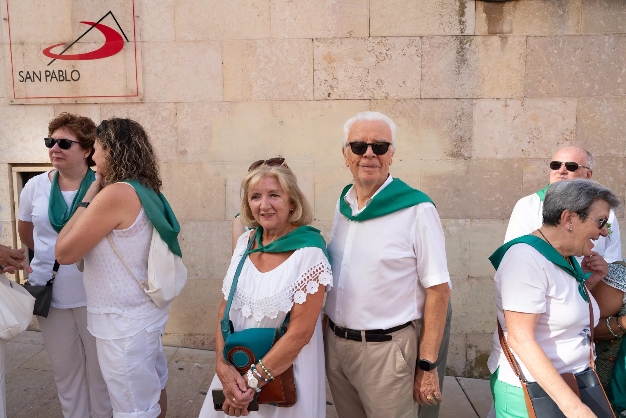 Los oscenses esperan la Procesión por las calles de Huesca. Foto: José Antonio Terrón