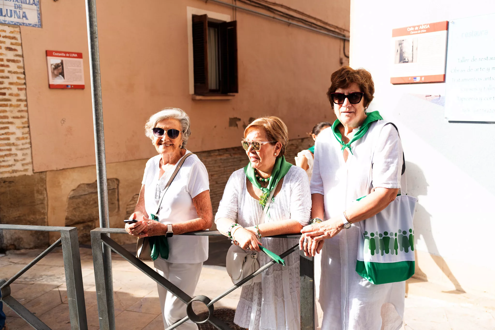 Los oscenses esperan la Procesión por las calles de Huesca. Foto: José Antonio Terrón