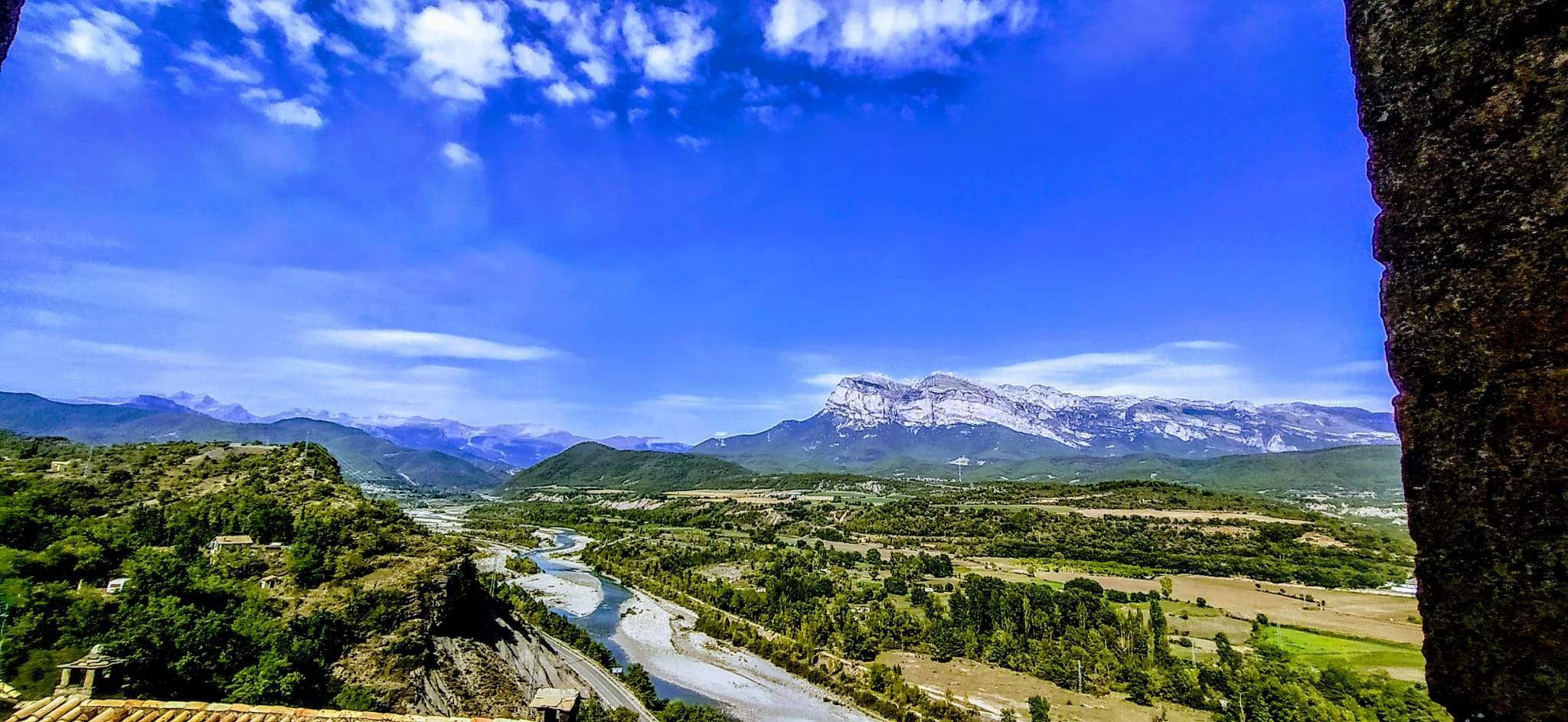 La inconfundible Peña Montañesa y en el horizonte, el Pirineo con las Tres Sorores (Cilindro, Monte Perdido y Añisclo). Foto Joaquín Santafé 