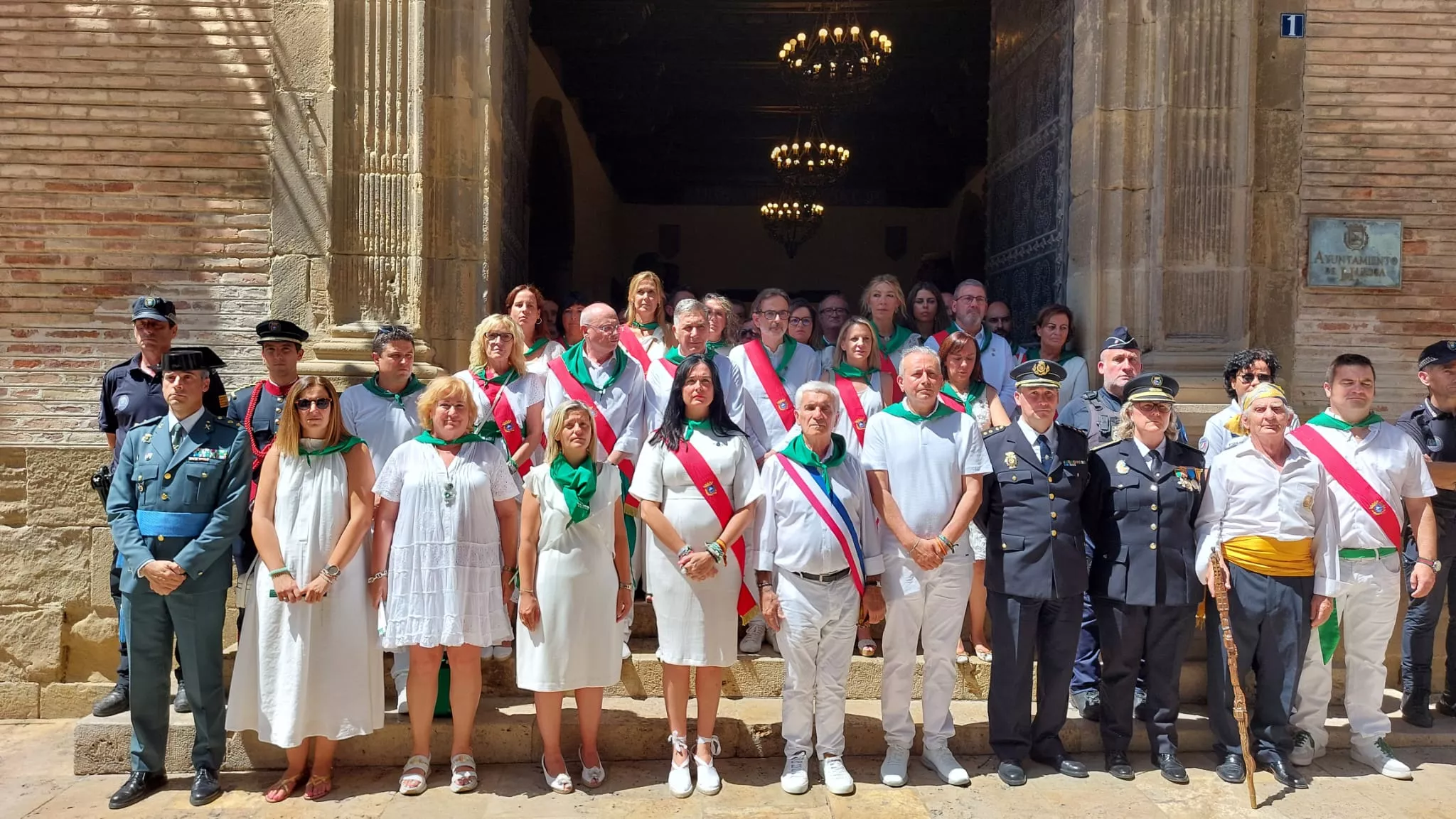 Minuto de silencio ante la puerta del Ayuntamiento como repulsa ante las denuncias por agresión sexual.
