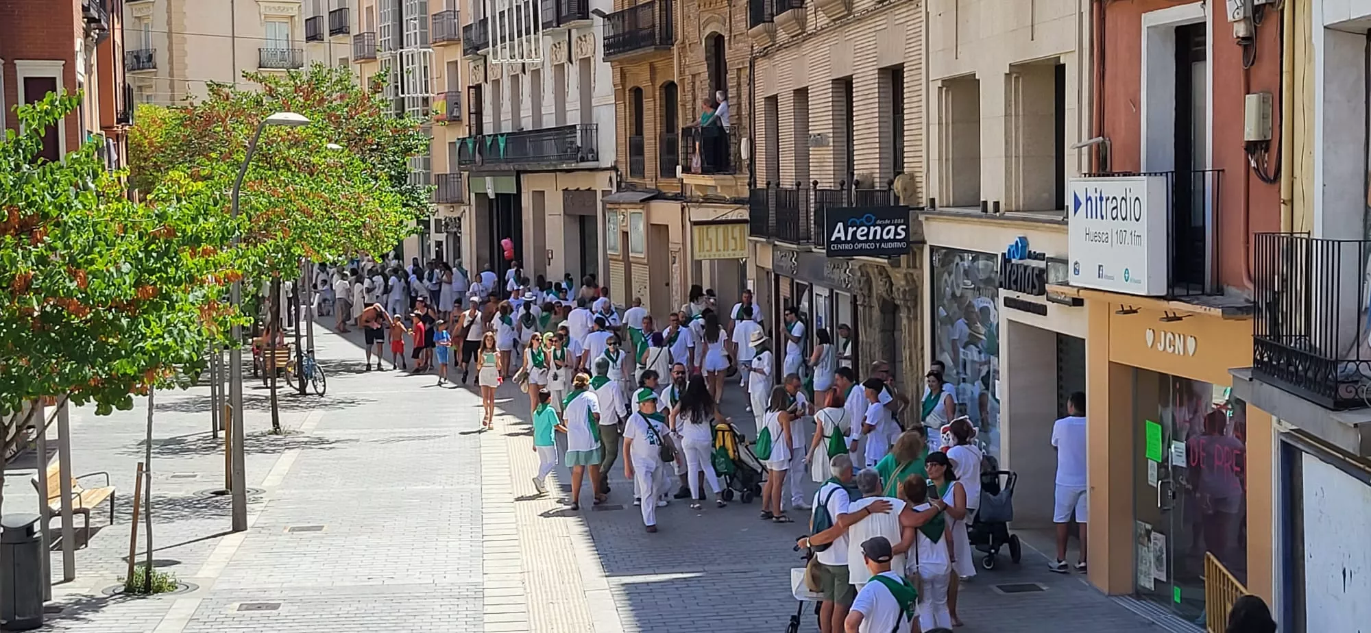 Con las altas temperaturas que registra Huesca, los oscenses buscan la sombra. Foto: Mercedes Manterola