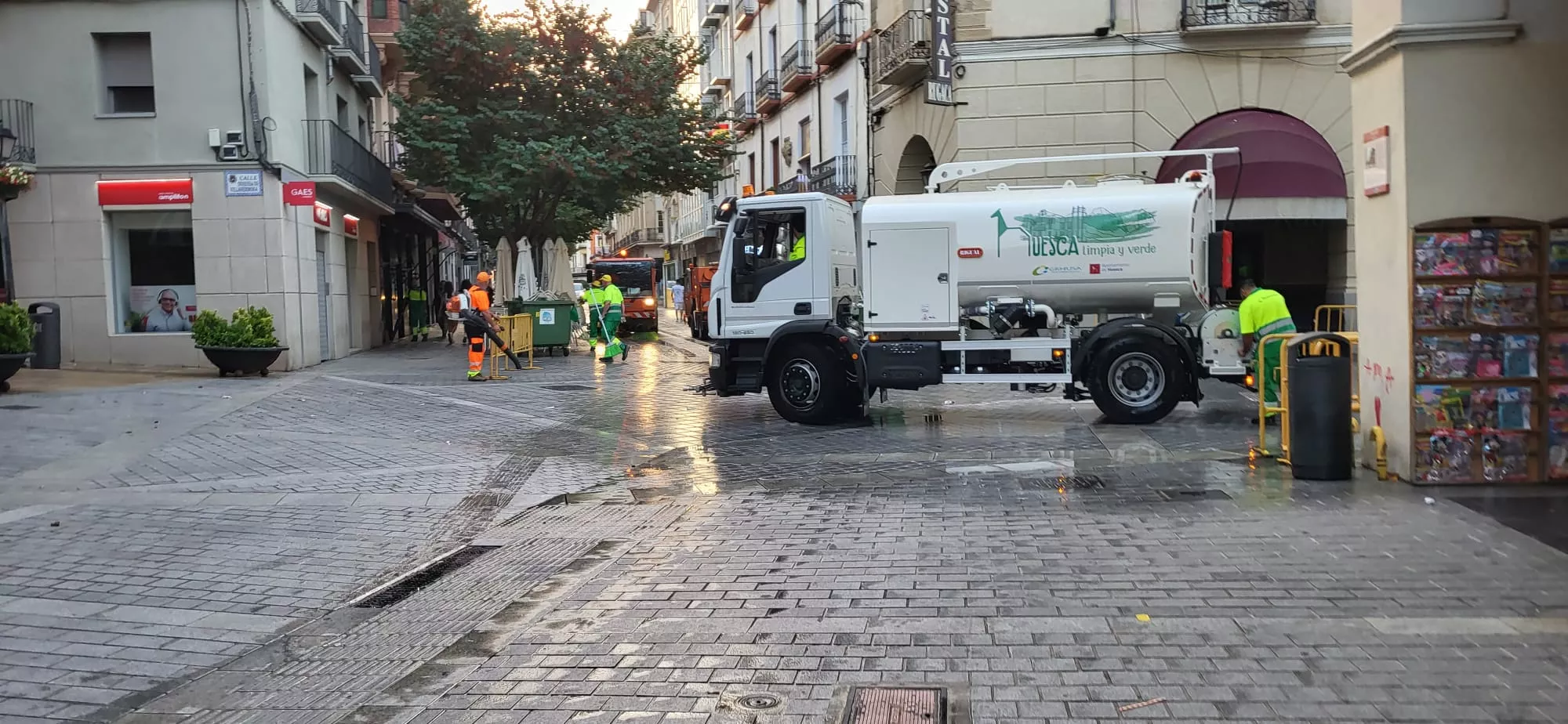 Limpieza en las Cuatro Esquinas tras la primera noche de San Lorenzo. Foto: Mercedes Manterola