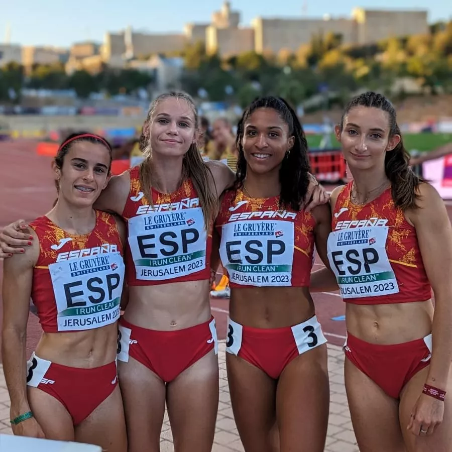 Elena Guiu, primera a la derecha, con el relevo 4x100, que ha sido cuarto. Foto RFEA