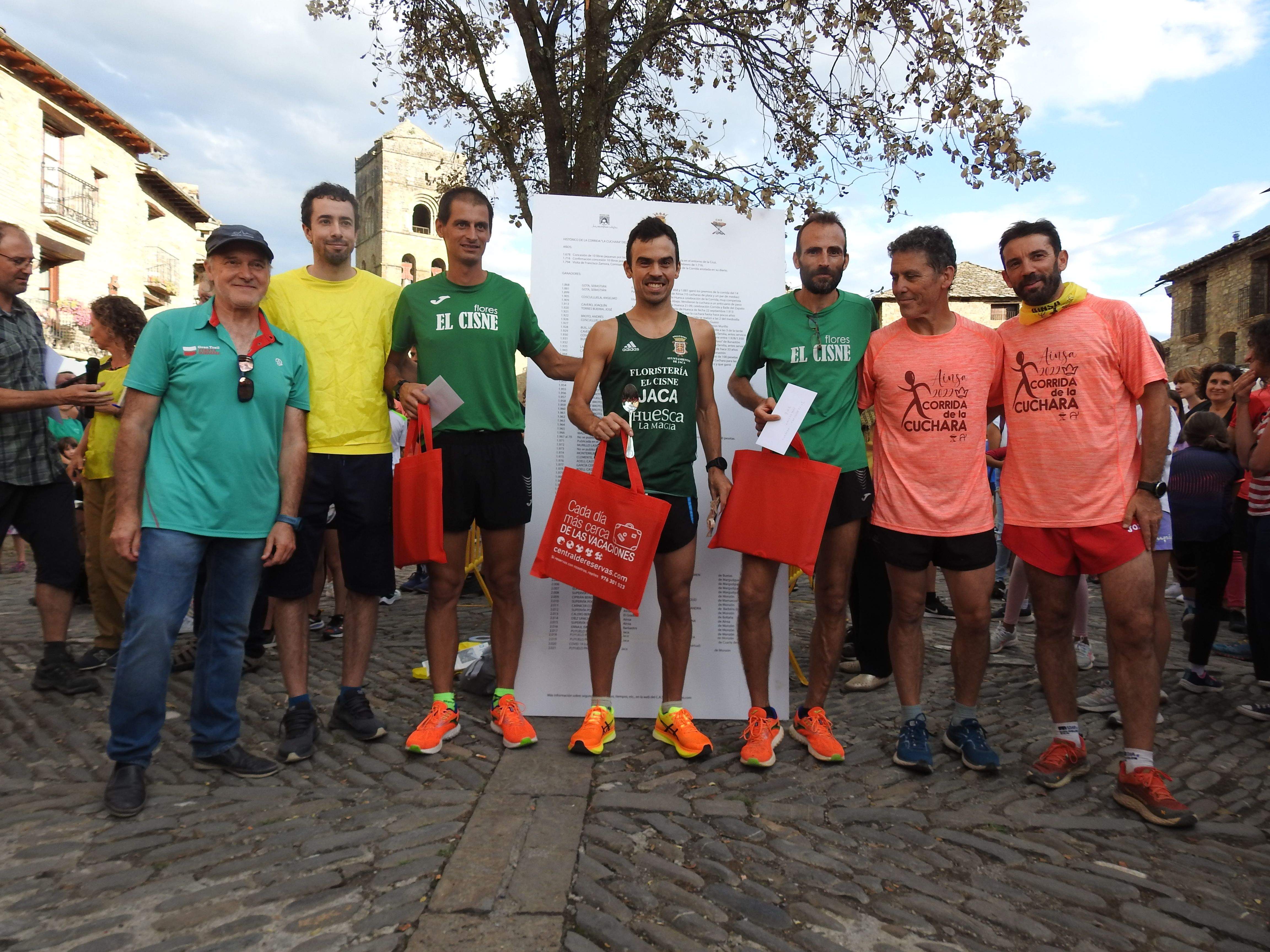 Tres primeros clasificados, con Alberto Puyuelo en el centro. 