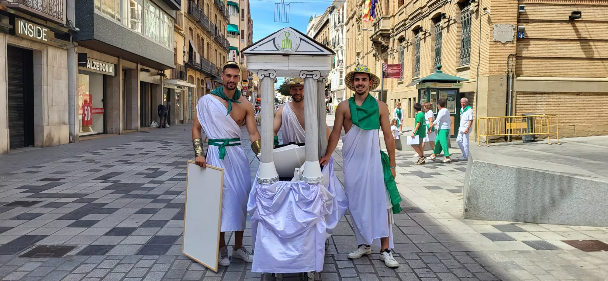 Camino de la plaza de toros. Foto: Mercedes Manterola