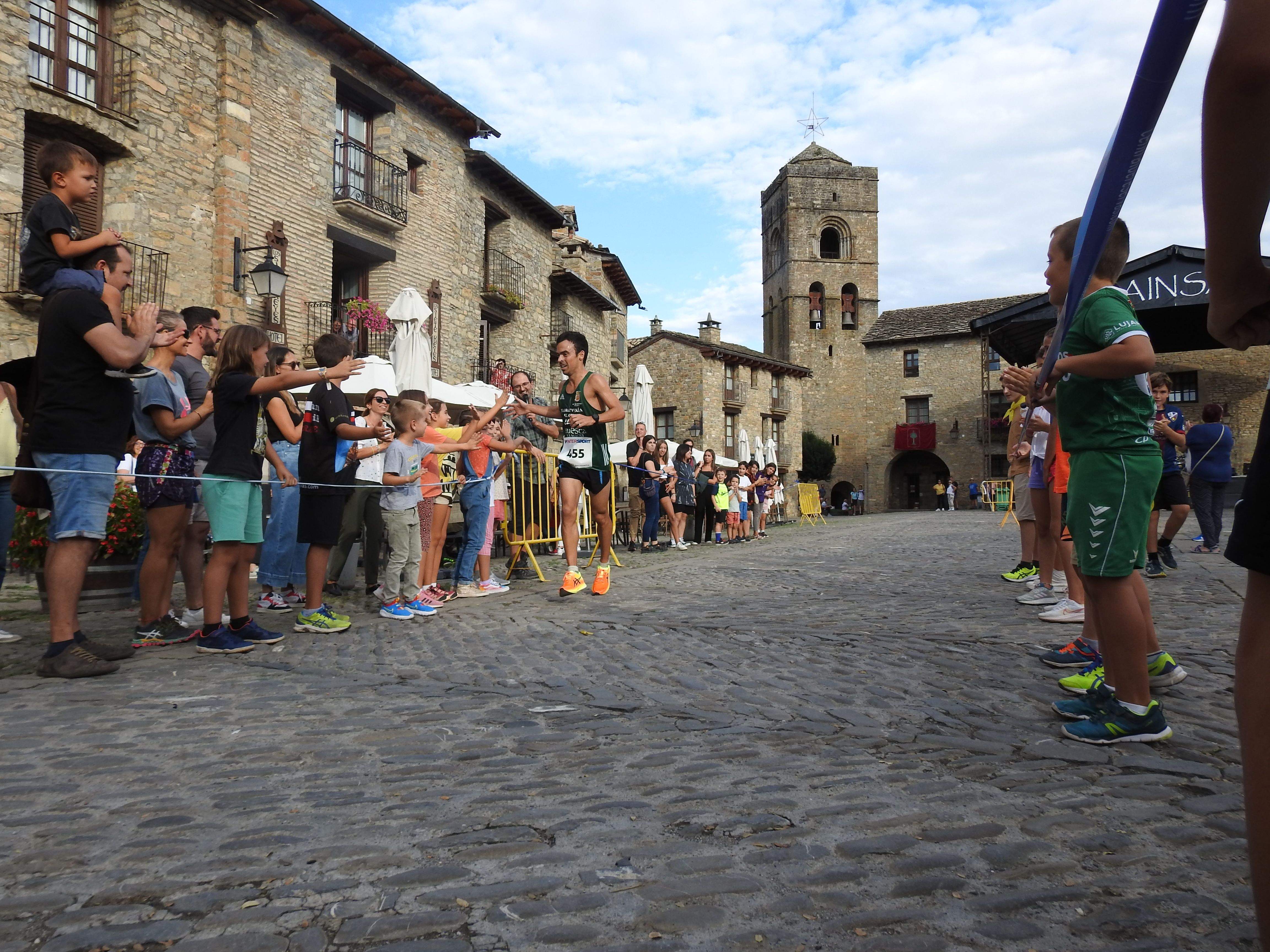 Alberto Puyuelo llegando a Meta como ganador.