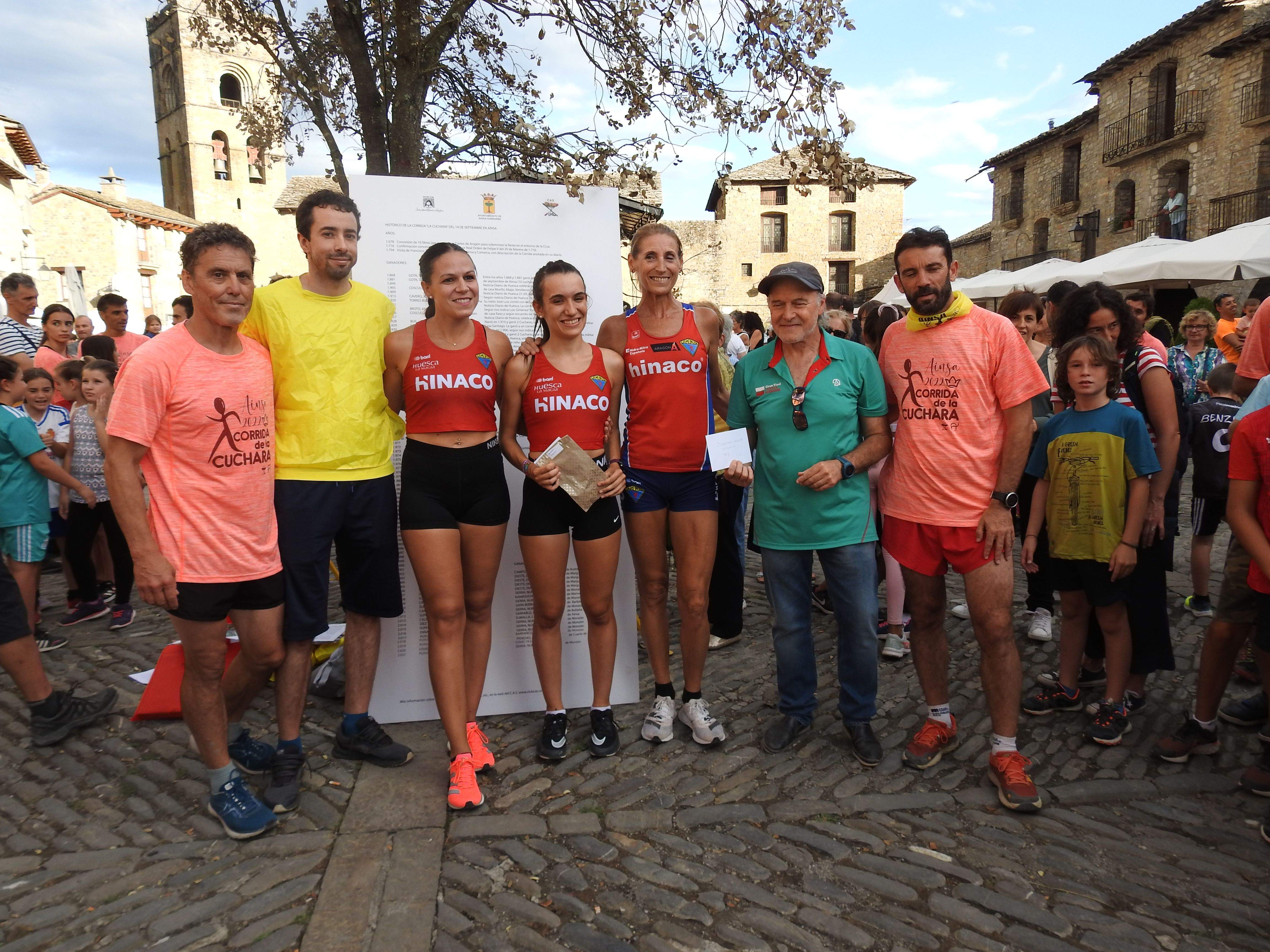 Tres primeras clasificadas, alcalde, presidente CAS y concejales.