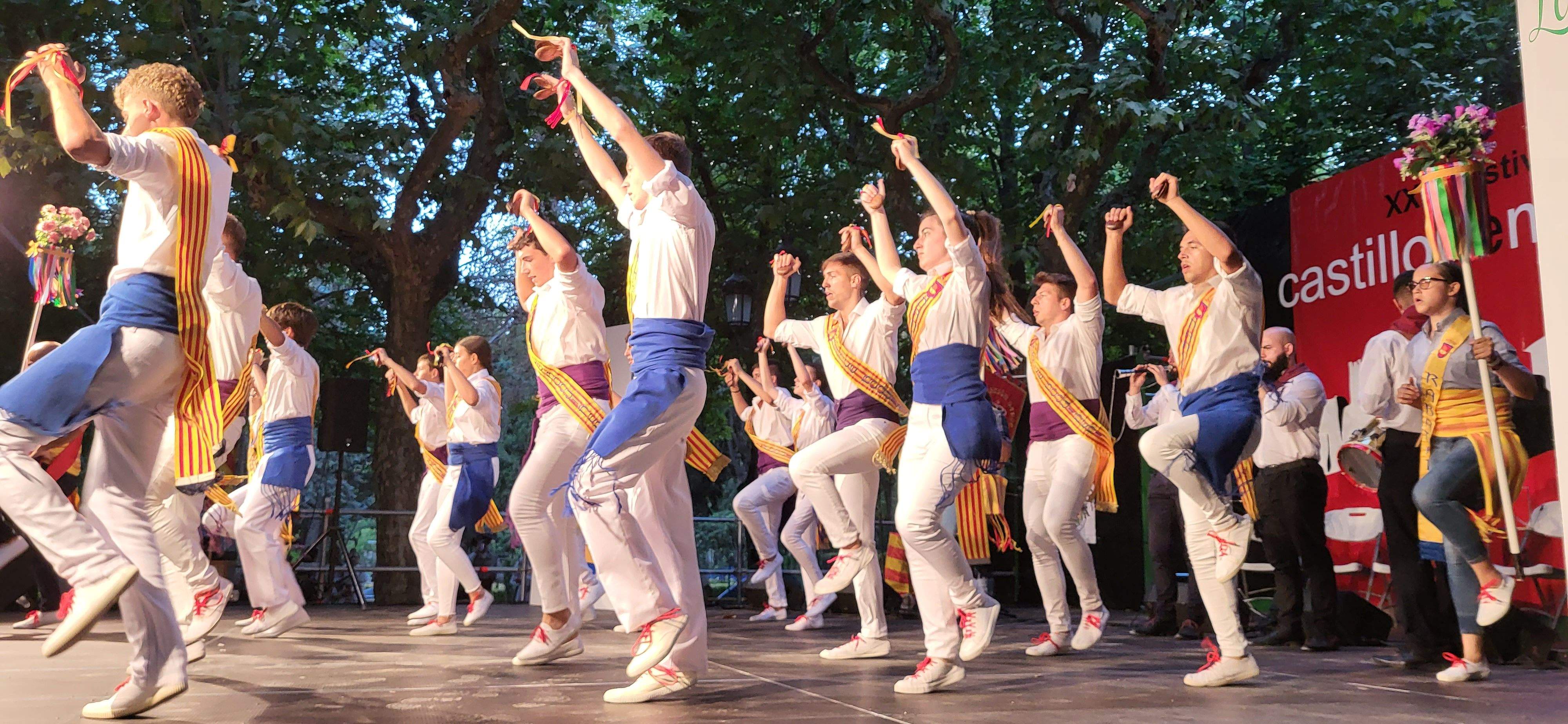 No ha sido esta la única indumentaria de los danzantes a lo largo de estos casi 120 años de vida. En algunos momentos, los mozos optaron por el traje llamado de baturro.