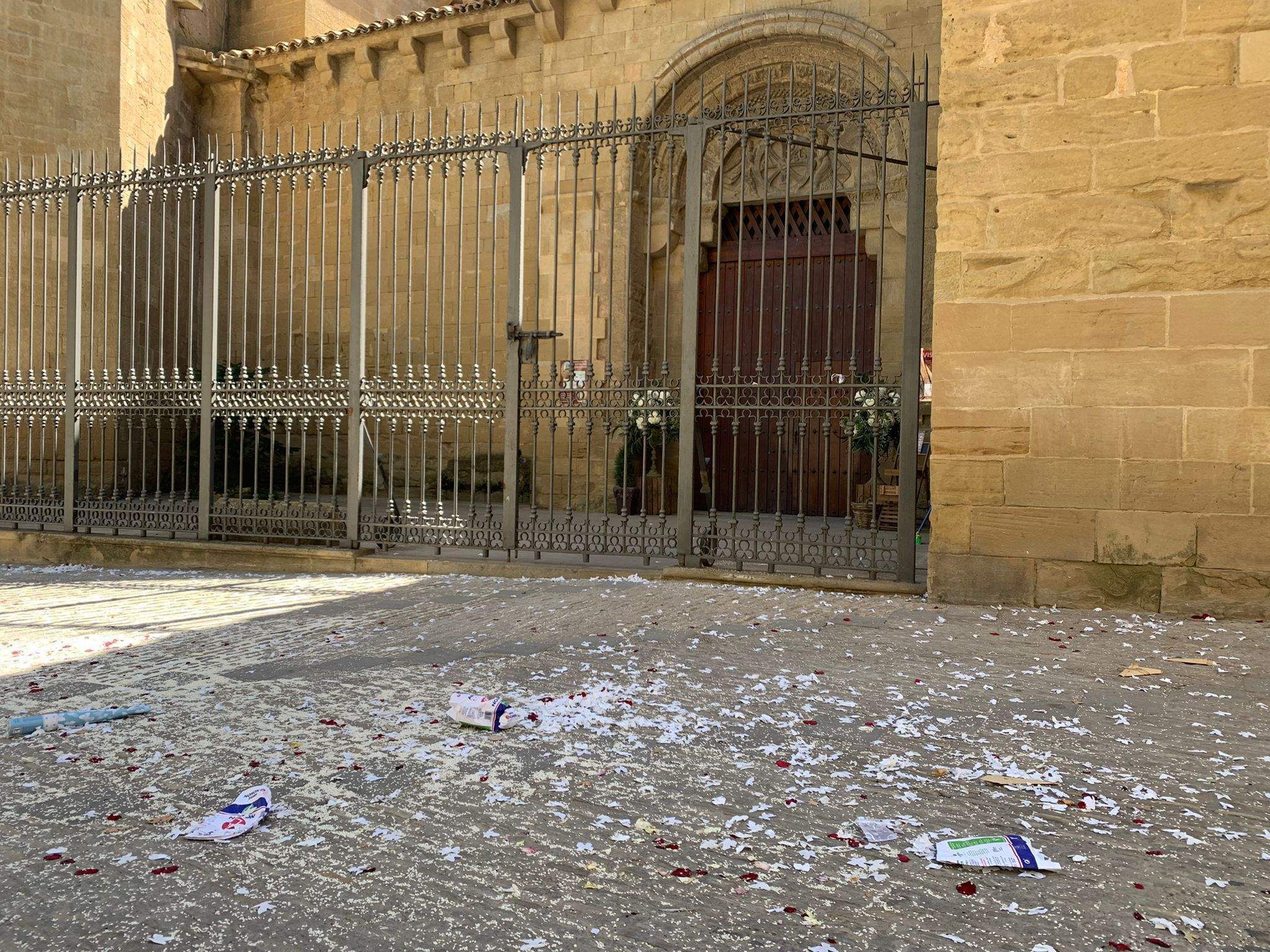 Suciedad por el lanzamiento de arroz y otros objetos tras una boda.