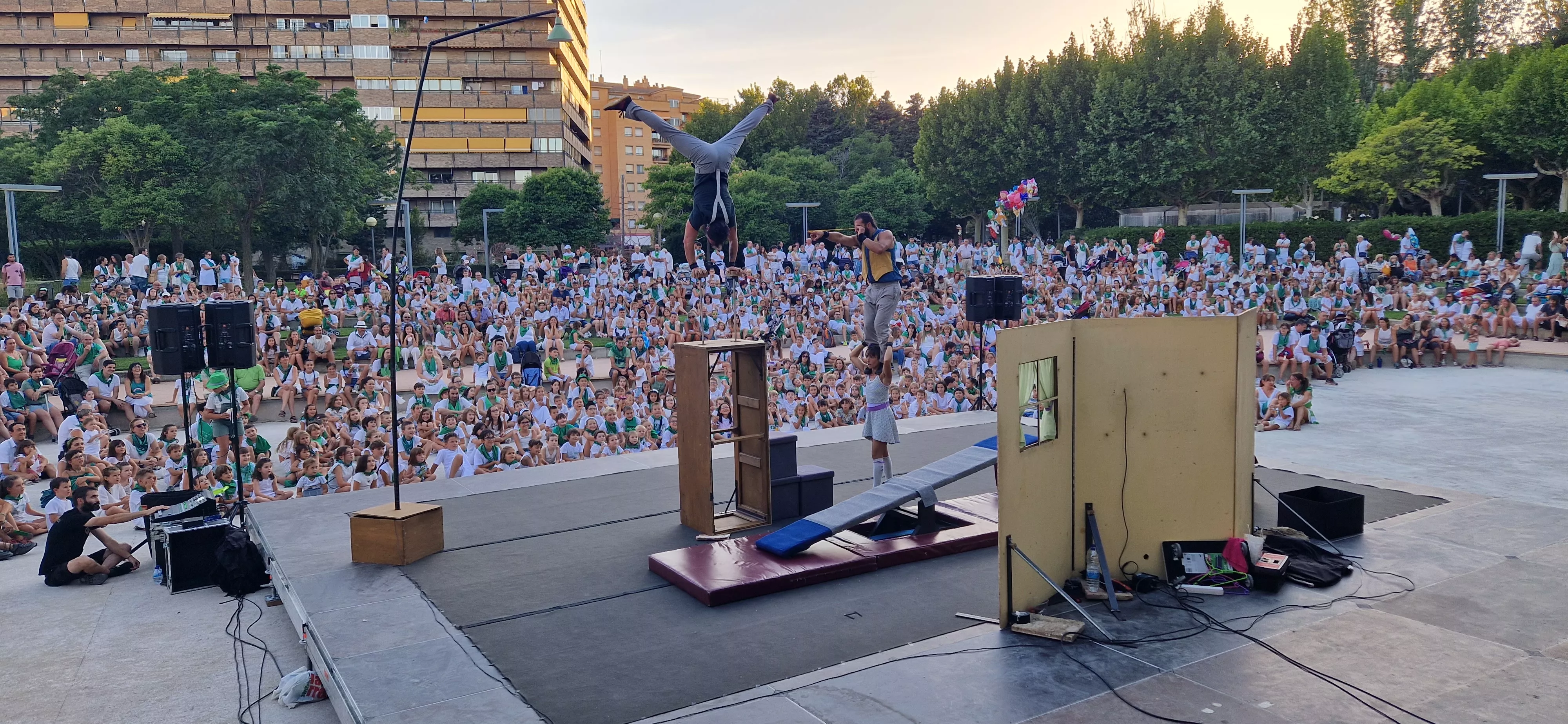 Cirk About it, en el Parque Miguel Servet de Huesca. Foto Myriam Martínez Cirk About it, en el Parque Miguel Servet de Huesca. Foto Myriam Martínez