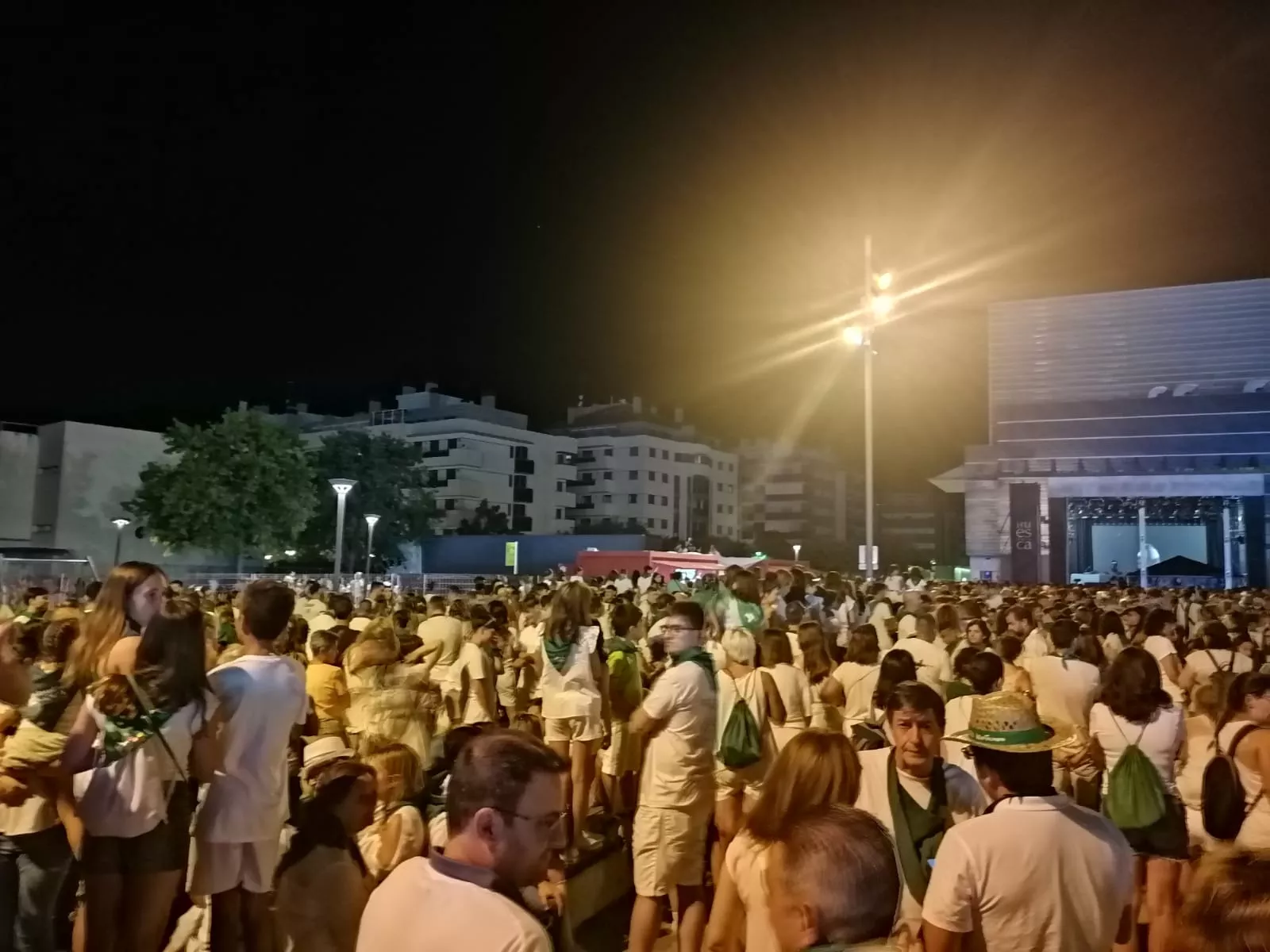 El público, esperando a Lola Índigo en el Palacio de Congresos la noche del 10 al 11 de agosto.