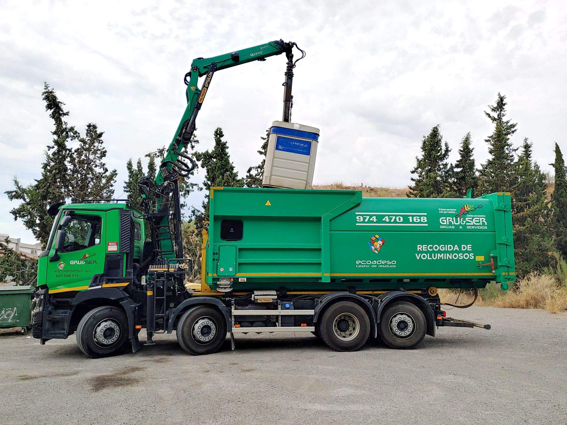 Camión de recogida de cartón para el reciclaje.
