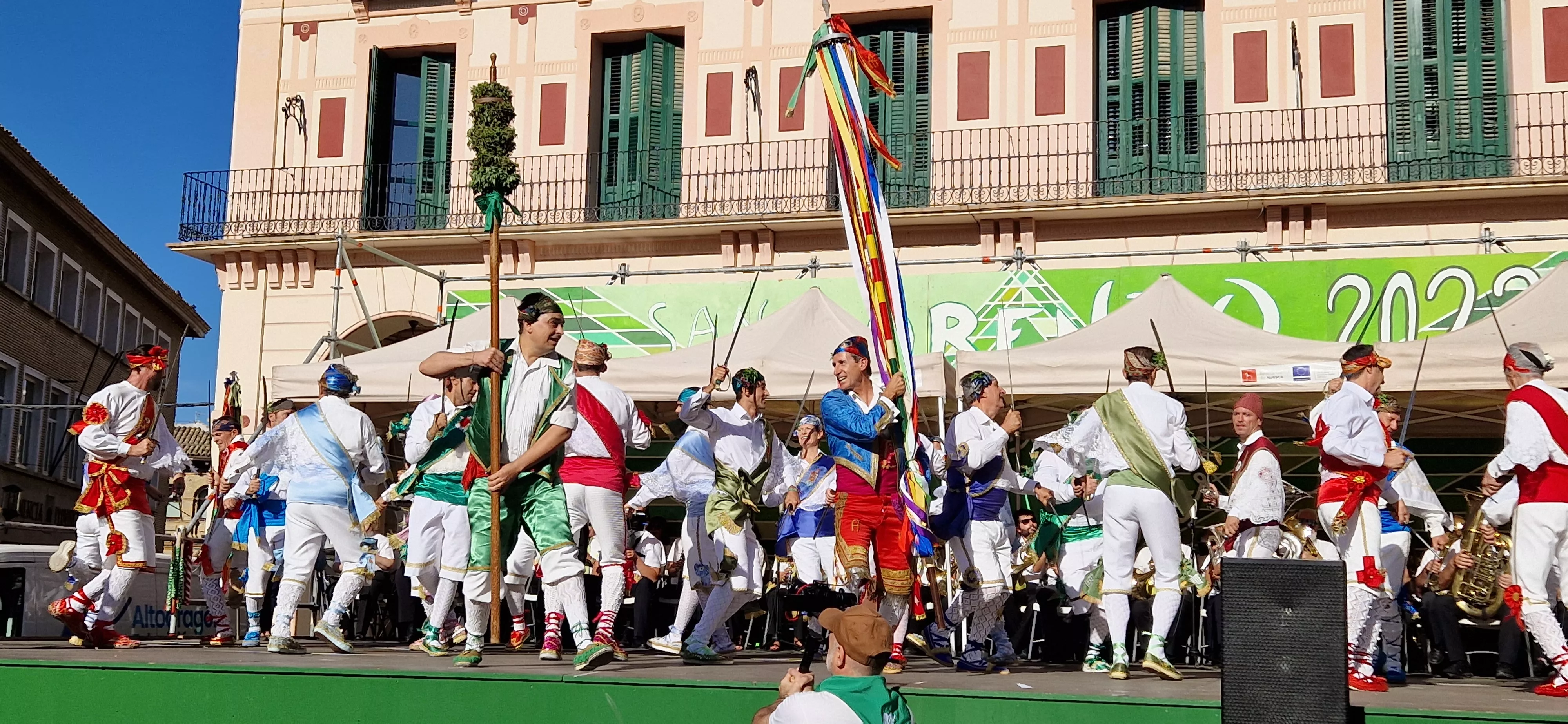 Los danzantes han actuado en la Fiesta del Comercio como es tradicional. Foto Myriam Martínez