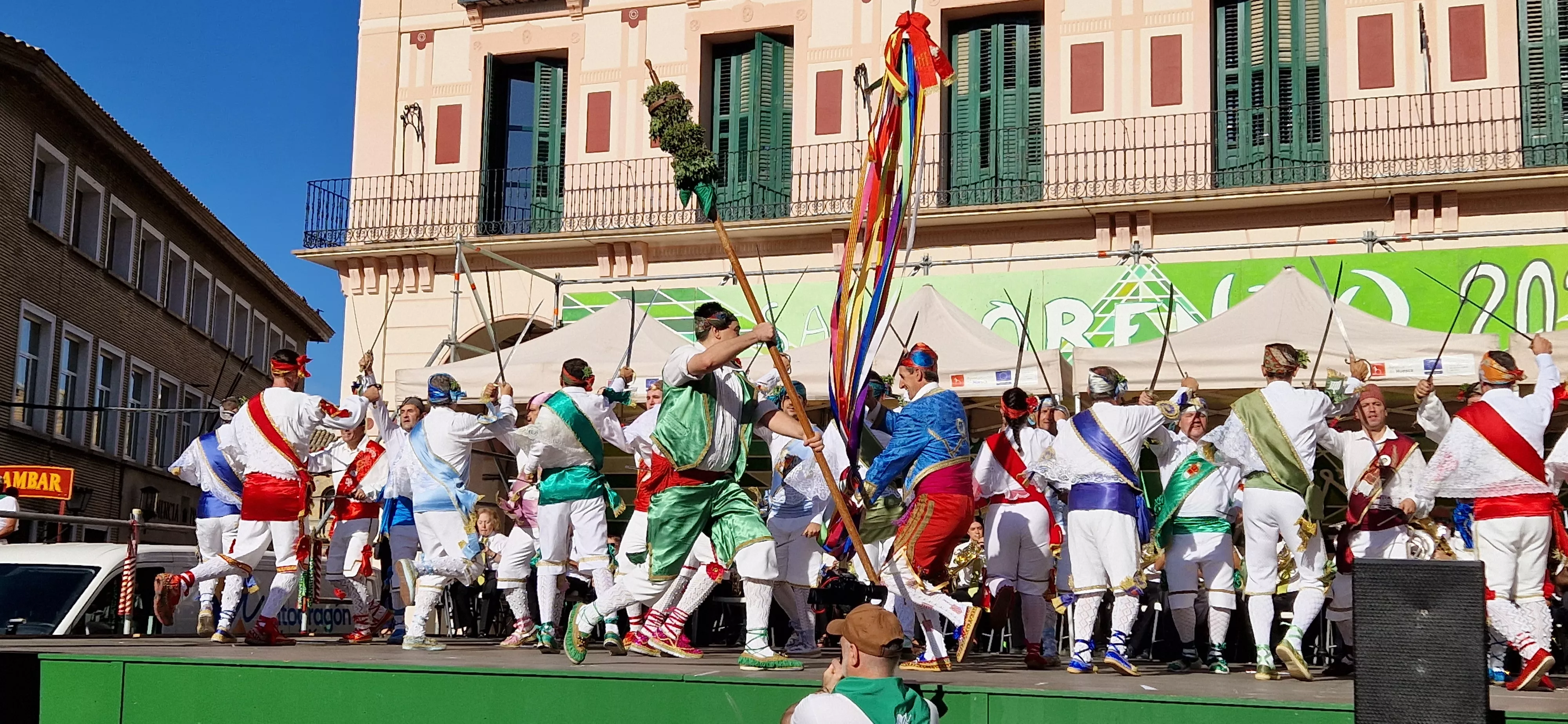 Los danzantes han actuado en la Fiesta del Comercio como es tradicional. Foto Myriam Martínez