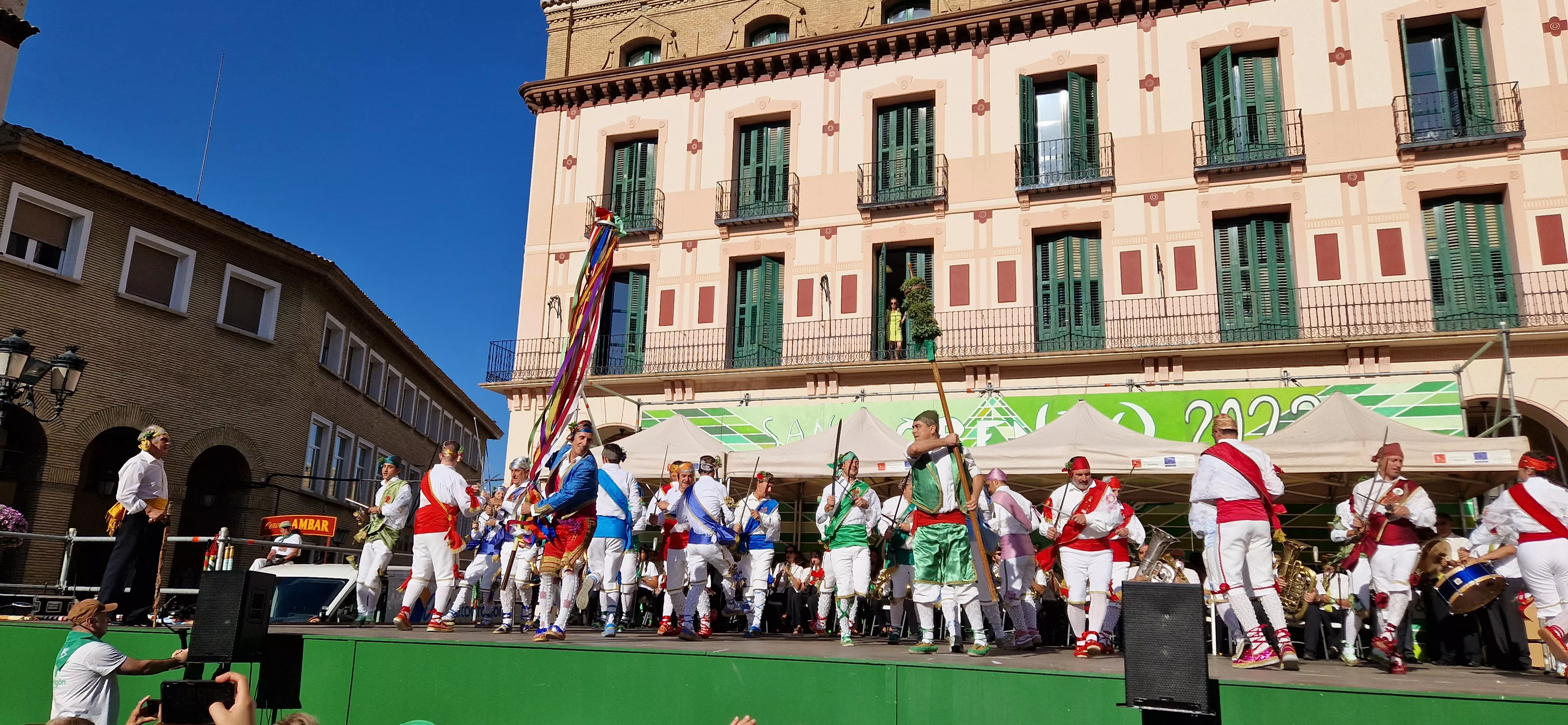 Los danzantes han actuado en la Fiesta del Comercio como es tradicional. Foto Myriam Martínez