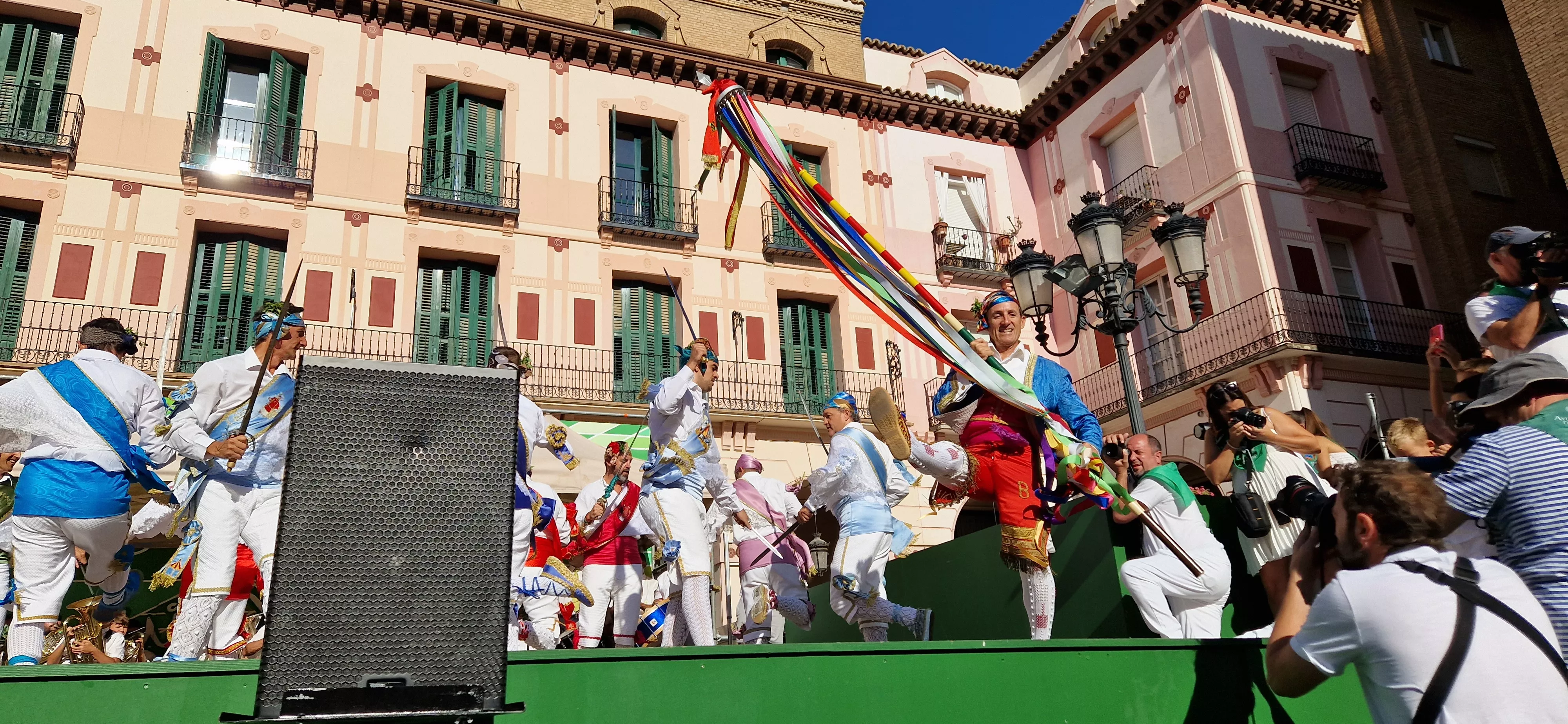 Los danzantes han actuado en la Fiesta del Comercio como es tradicional. Foto Myriam Martínez