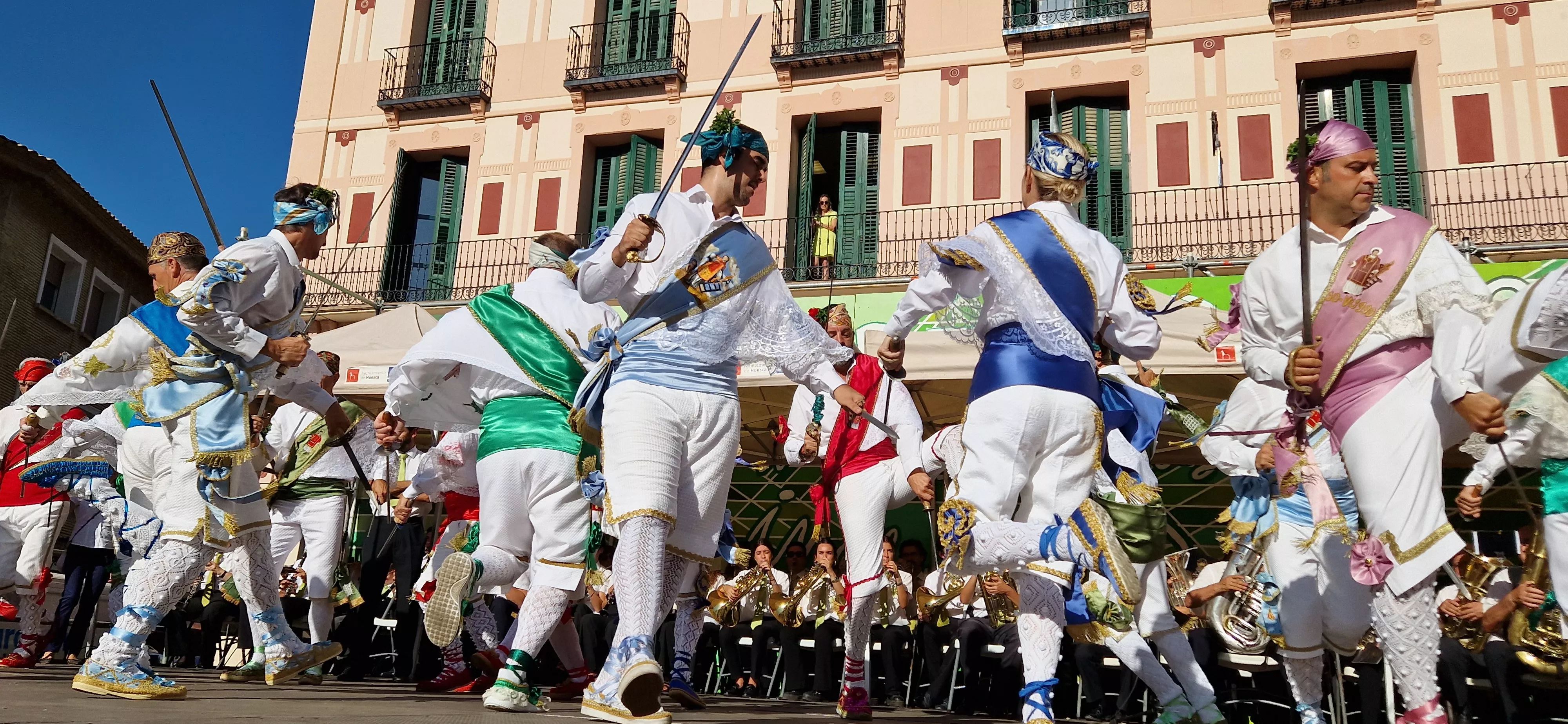 Los danzantes han actuado en la Fiesta del Comercio como es tradicional. Foto Myriam Martínez