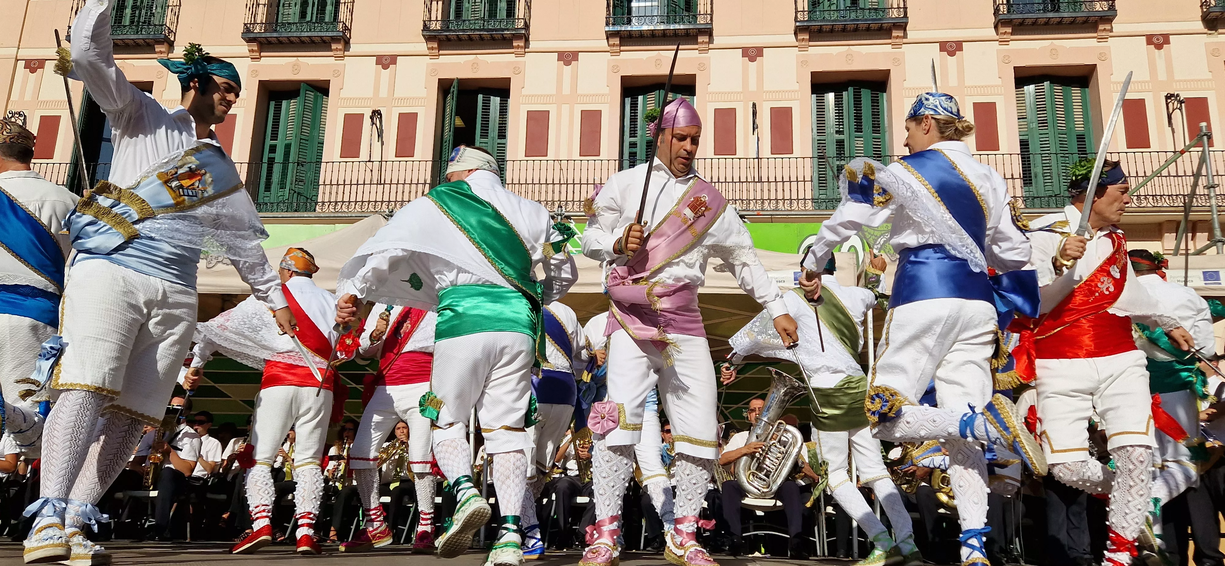 Los danzantes han actuado en la Fiesta del Comercio como es tradicional. Foto Myriam Martínez