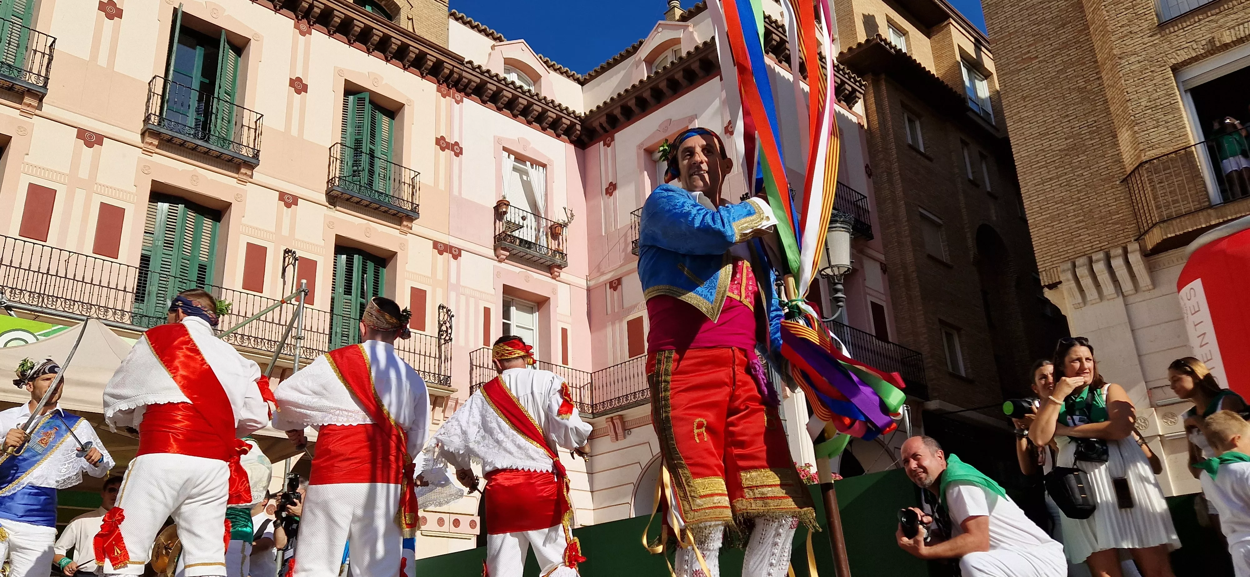 Los danzantes han actuado en la Fiesta del Comercio como es tradicional. Foto Myriam Martínez