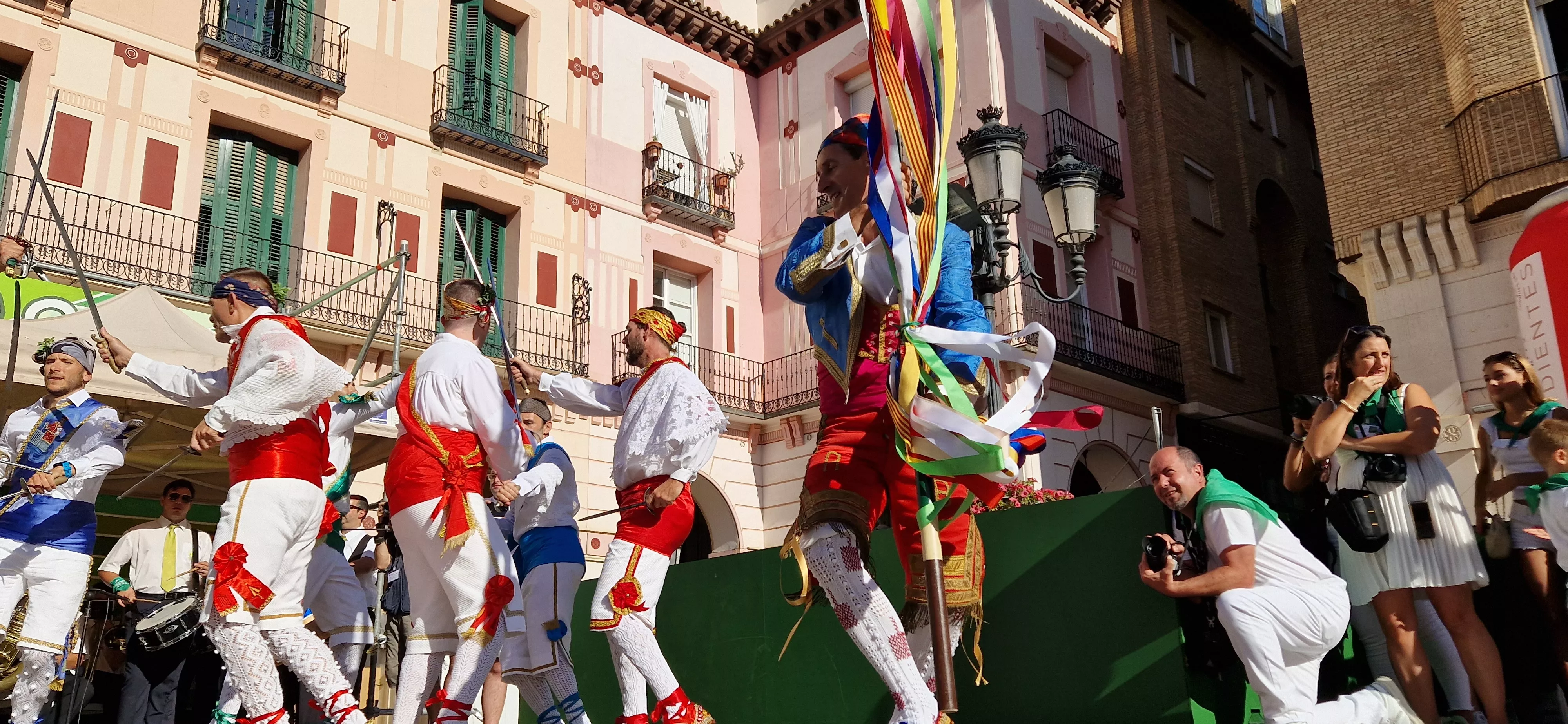 Los danzantes han actuado en la Fiesta del Comercio como es tradicional. Foto Myriam Martínez