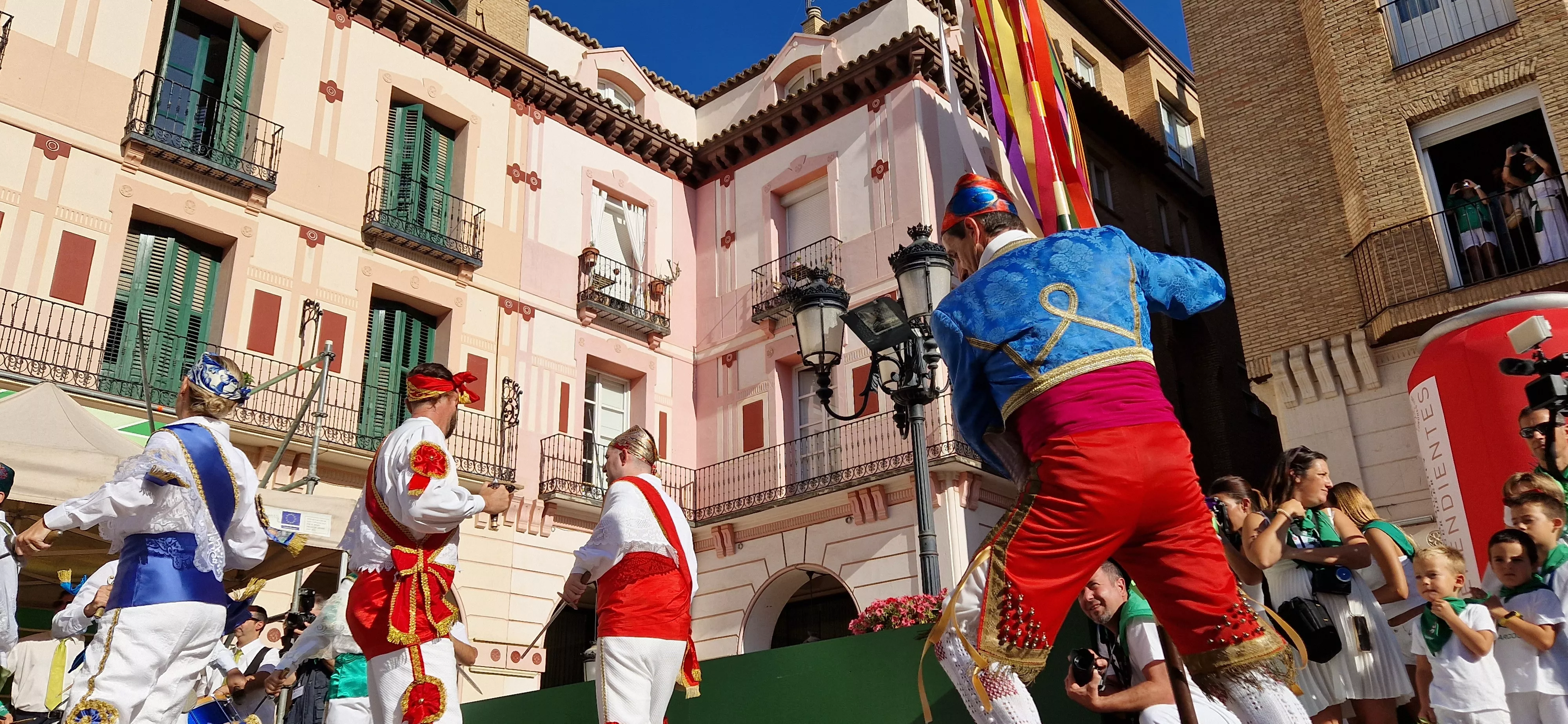 Los danzantes han actuado en la Fiesta del Comercio como es tradicional. Foto Myriam Martínez