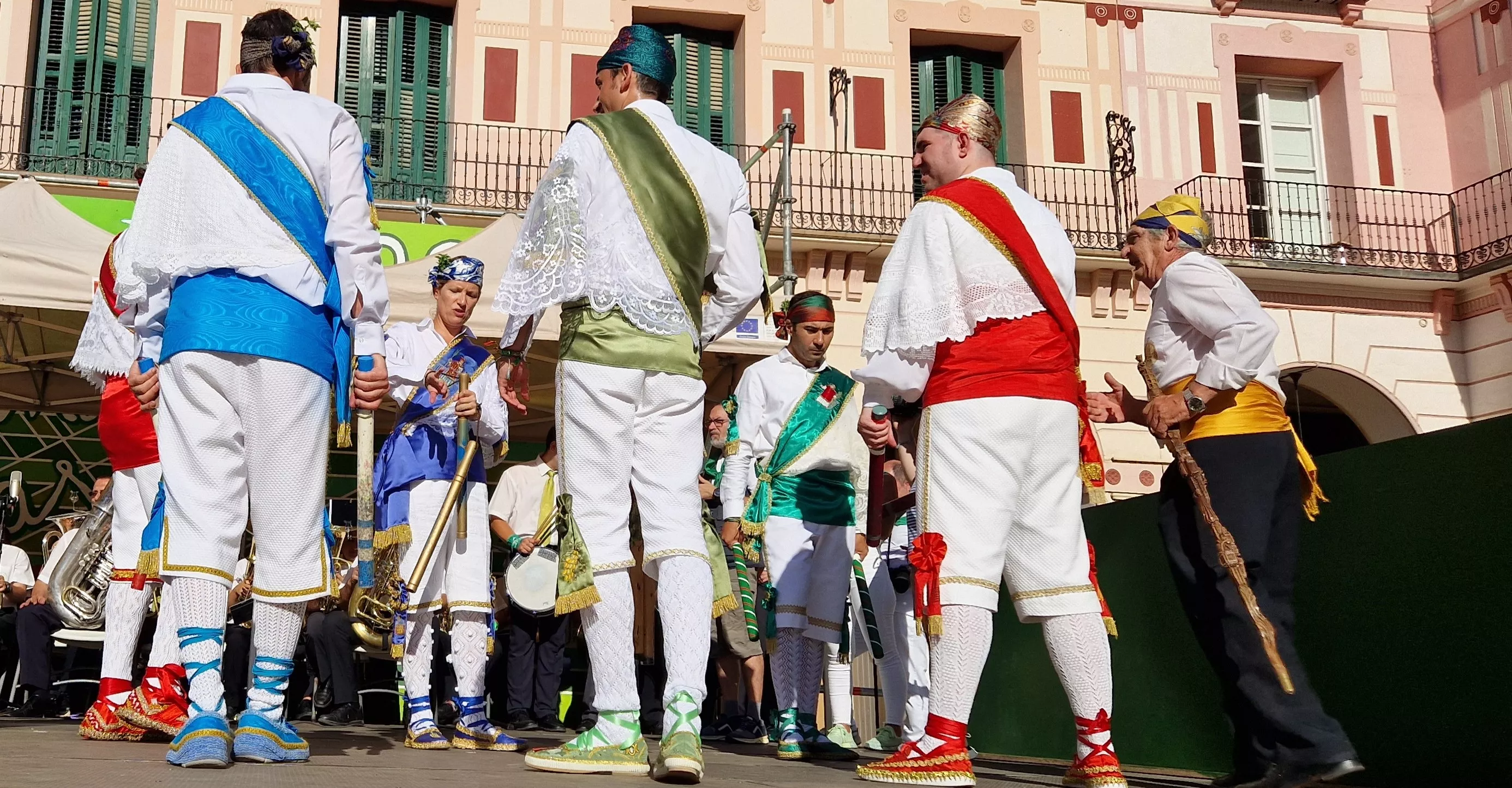 Los danzantes han actuado en la Fiesta del Comercio como es tradicional. Foto Myriam Martínez