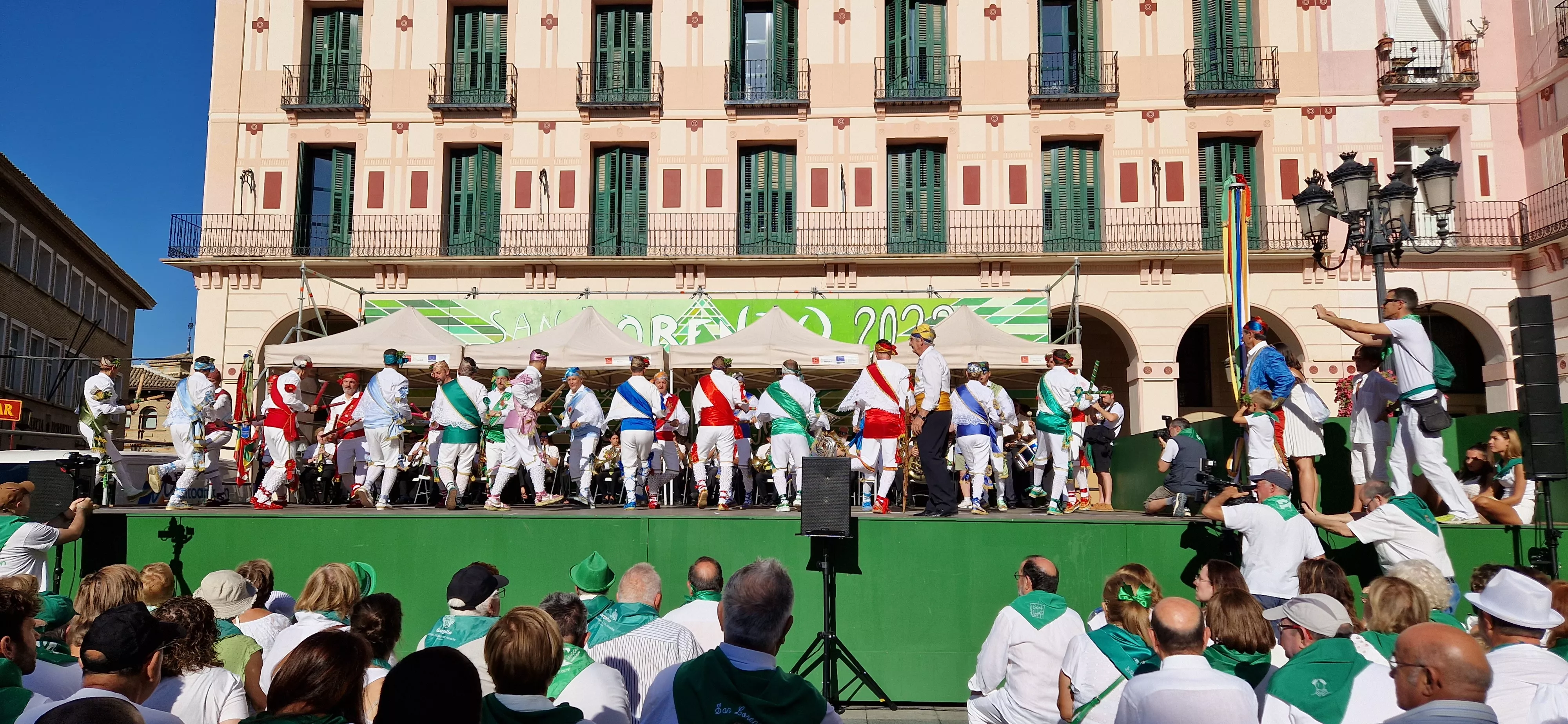 Los danzantes han actuado en la Fiesta del Comercio como es tradicional. Foto Myriam Martínez