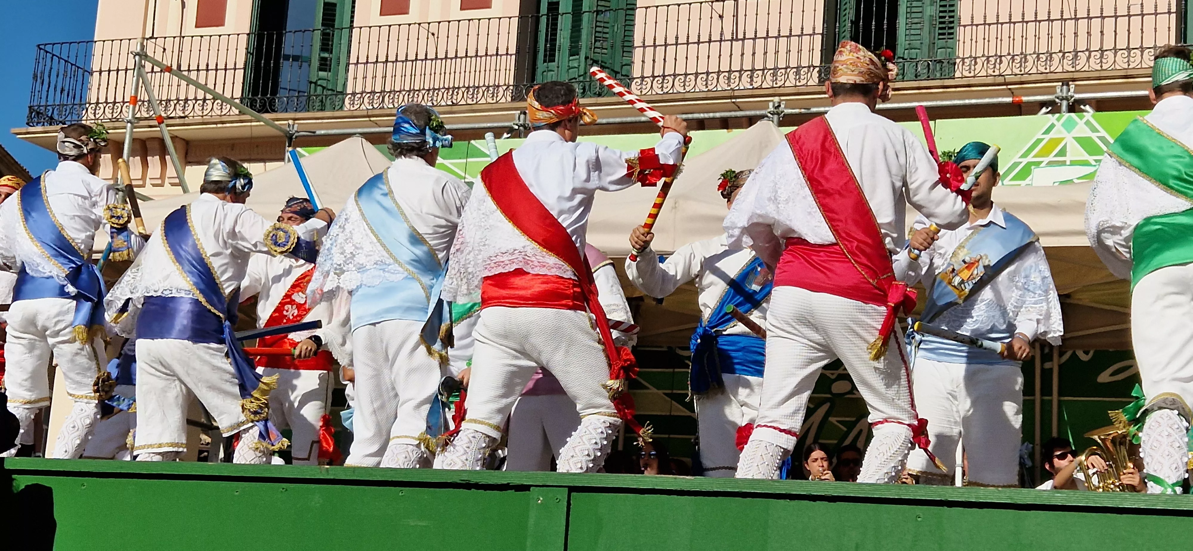 Los danzantes han actuado en la Fiesta del Comercio como es tradicional. Foto Myriam Martínez
