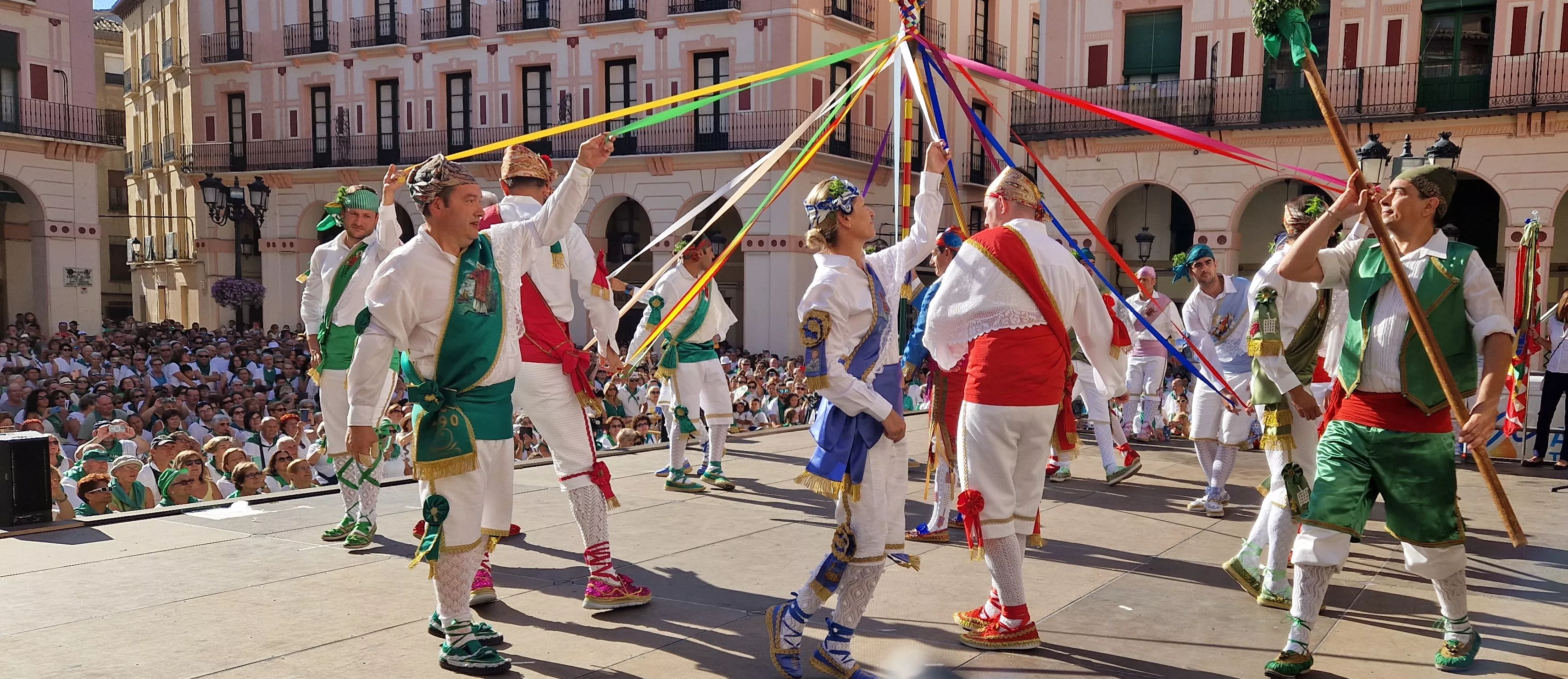 Los danzantes han actuado en la Fiesta del Comercio como es tradicional. Foto Myriam Martínez