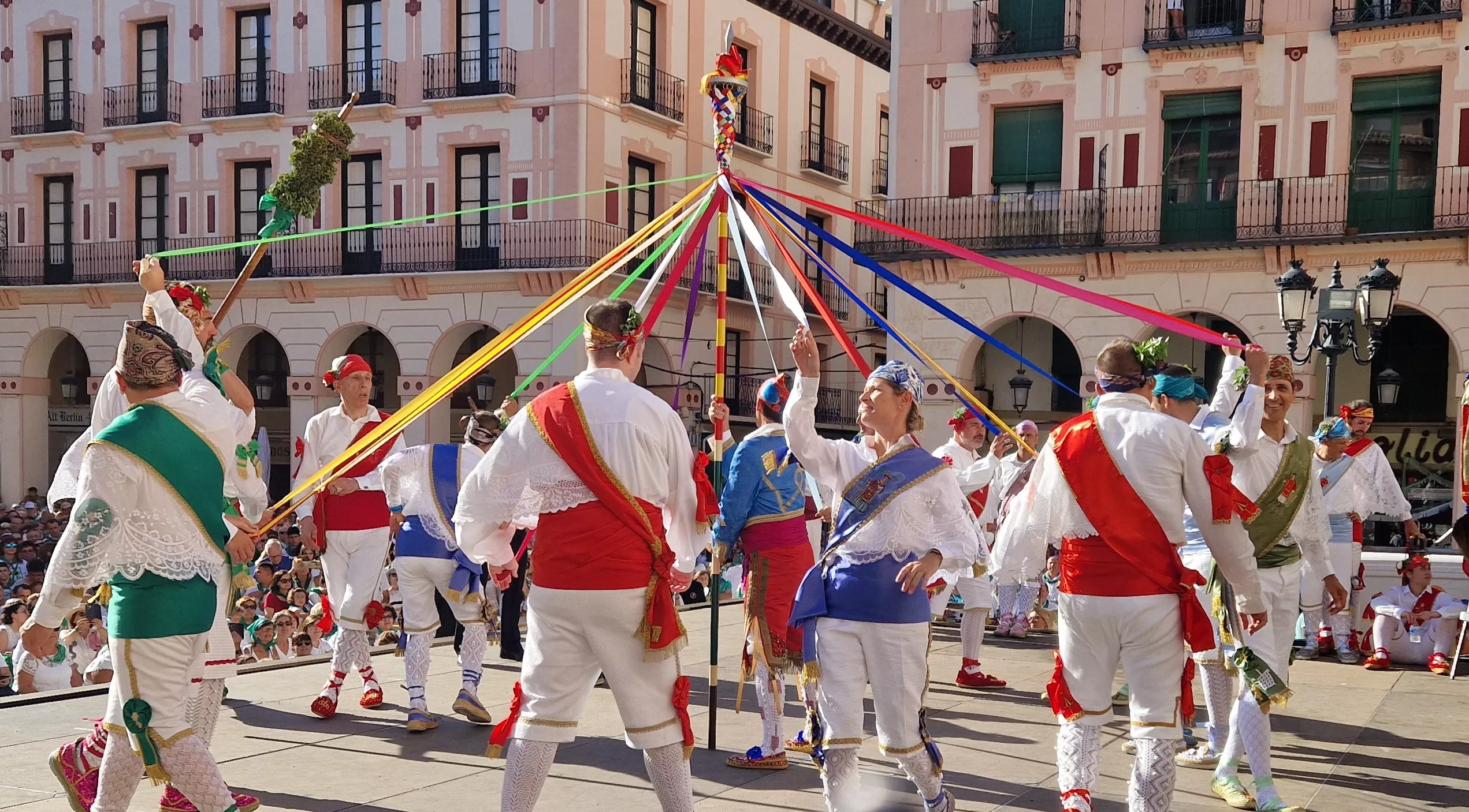 Los danzantes han actuado en la Fiesta del Comercio como es tradicional. Foto Myriam Martínez