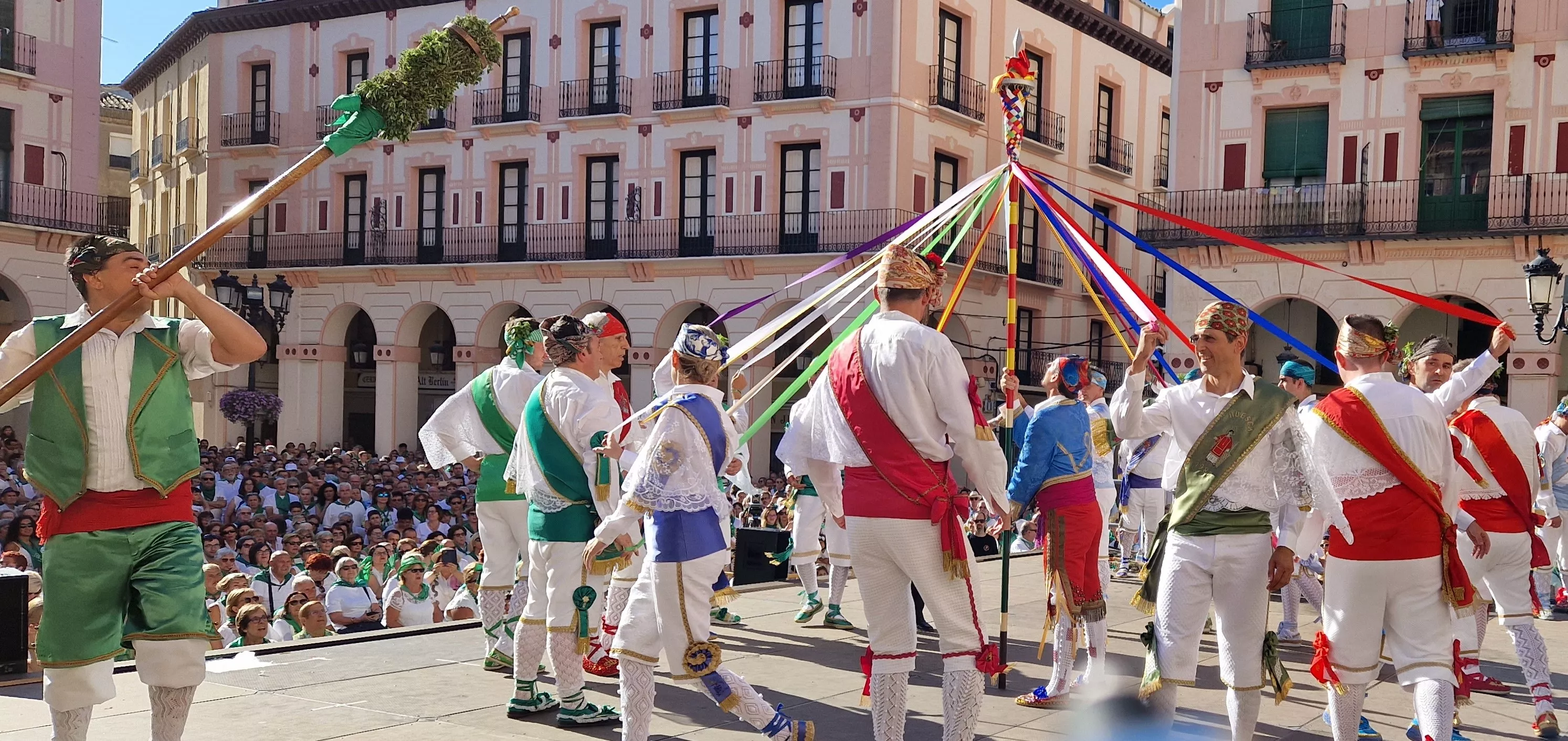 Los danzantes han actuado en la Fiesta del Comercio como es tradicional. Foto Myriam Martínez
