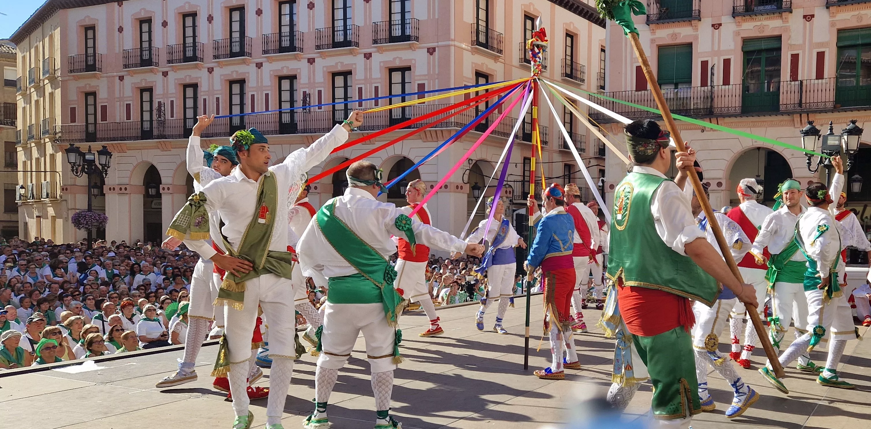 Los danzantes han actuado en la Fiesta del Comercio como es tradicional. Foto Myriam Martínez