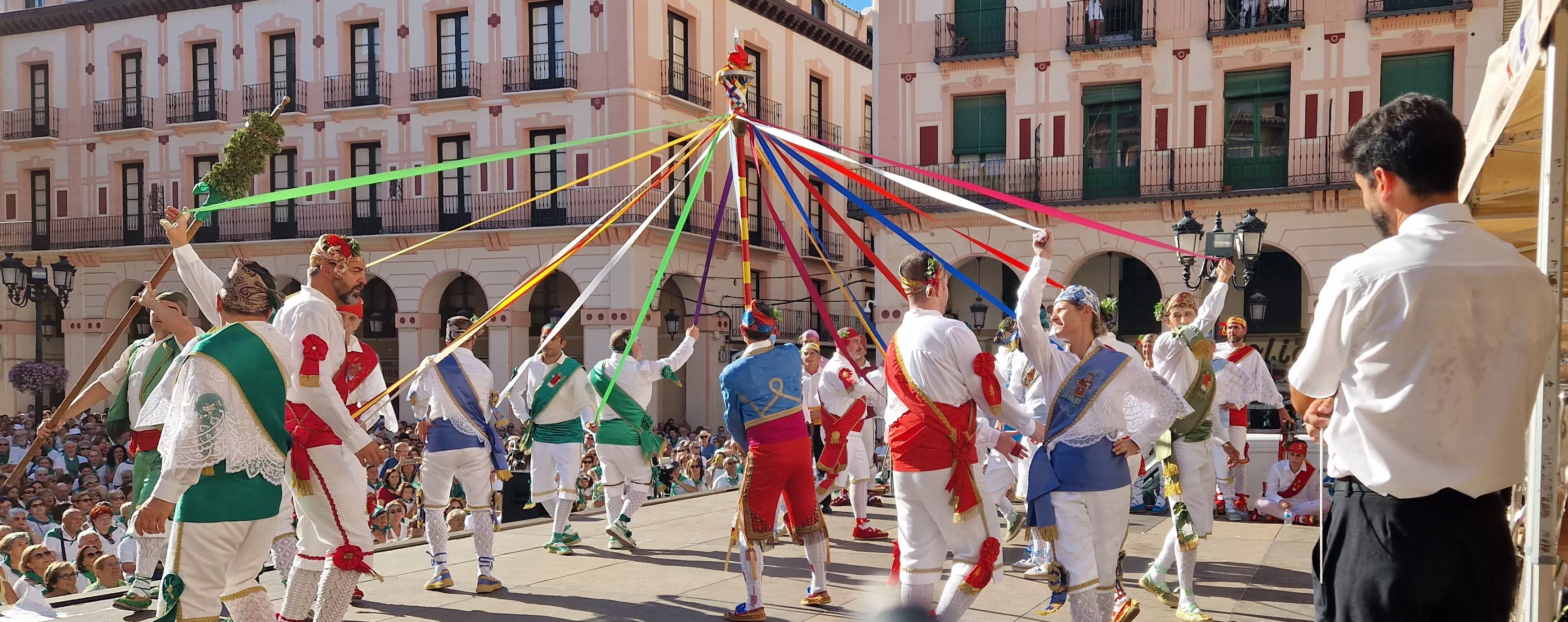 Los danzantes han actuado en la Fiesta del Comercio como es tradicional. Foto Myriam Martínez
