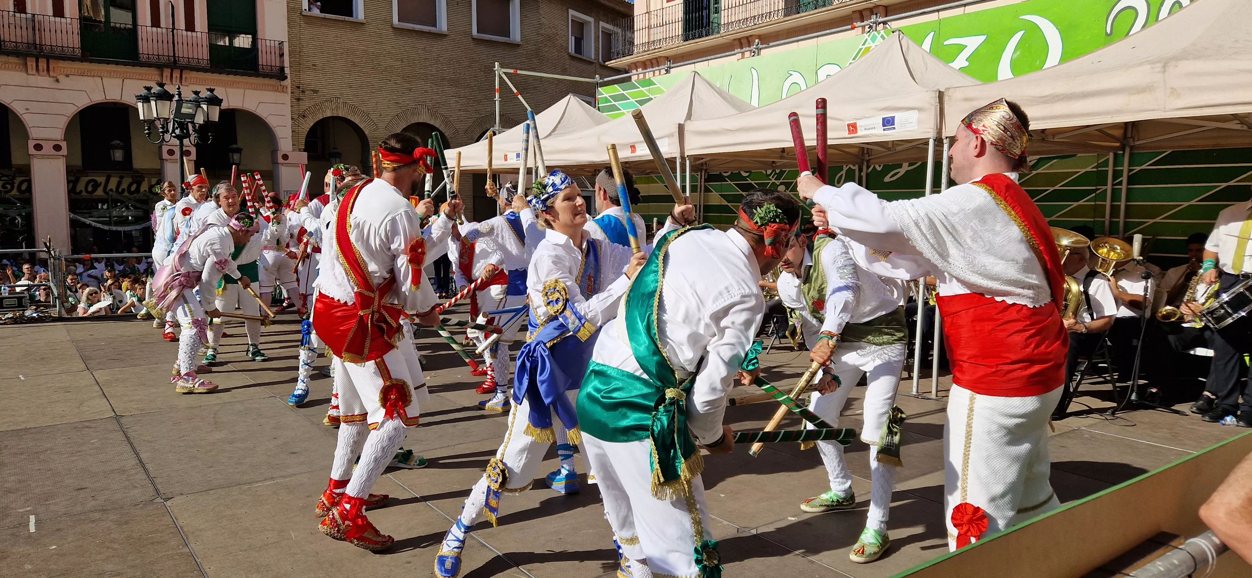 Los danzantes han actuado en la Fiesta del Comercio como es tradicional. Foto Myriam Martínez