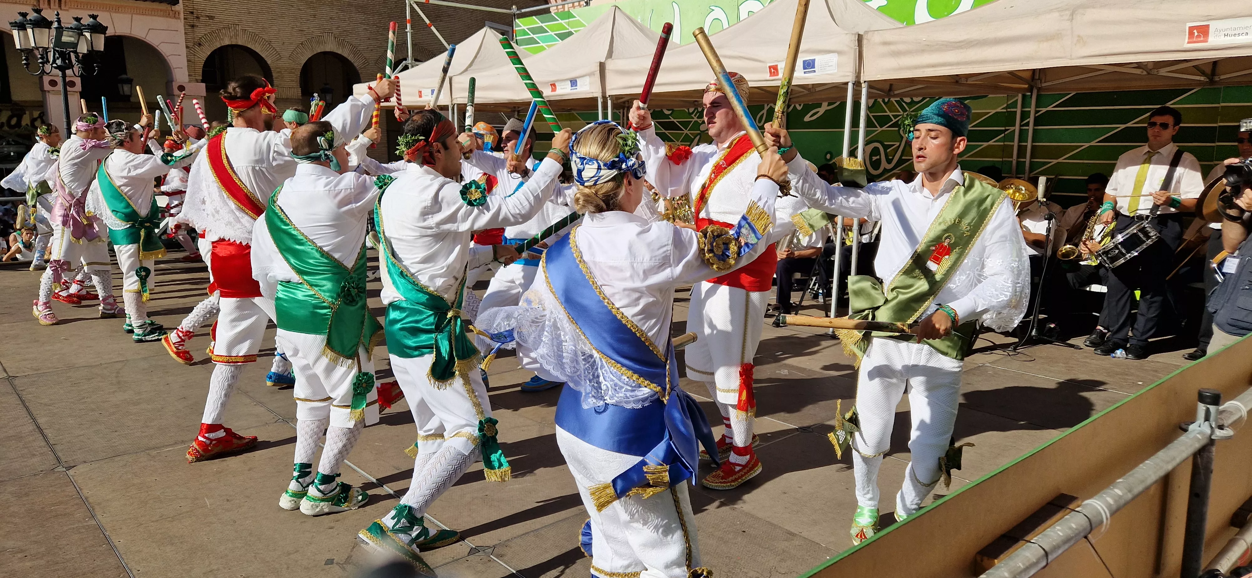 Los danzantes han actuado en la Fiesta del Comercio como es tradicional. Foto Myriam Martínez