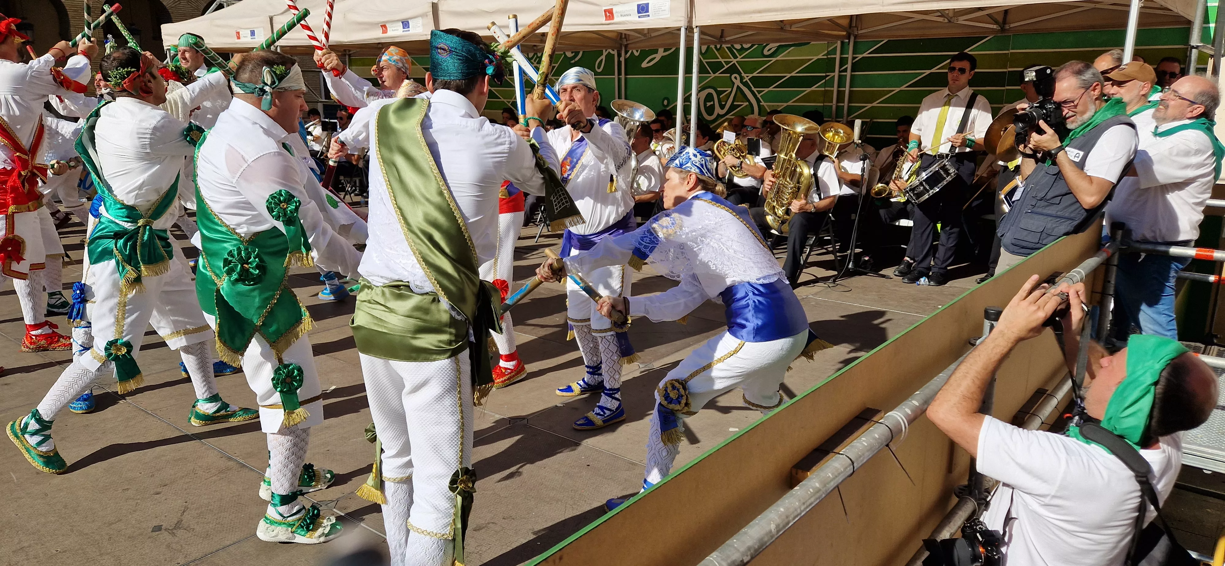 Los danzantes han actuado en la Fiesta del Comercio como es tradicional. Foto Myriam Martínez