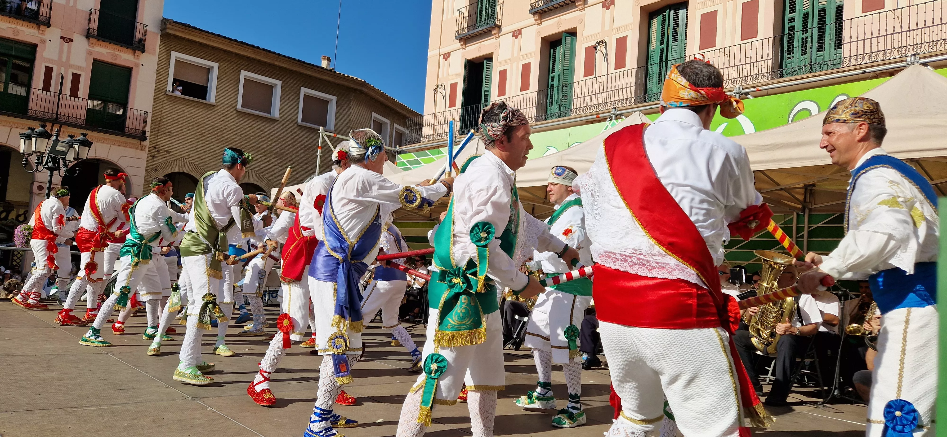 Los danzantes han actuado en la Fiesta del Comercio como es tradicional. Foto Myriam Martínez