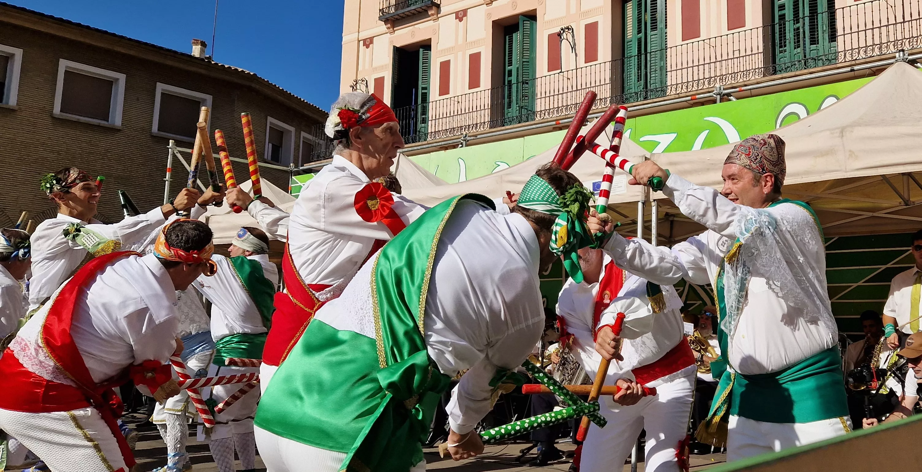 Los danzantes han actuado en la Fiesta del Comercio como es tradicional. Foto Myriam Martínez
