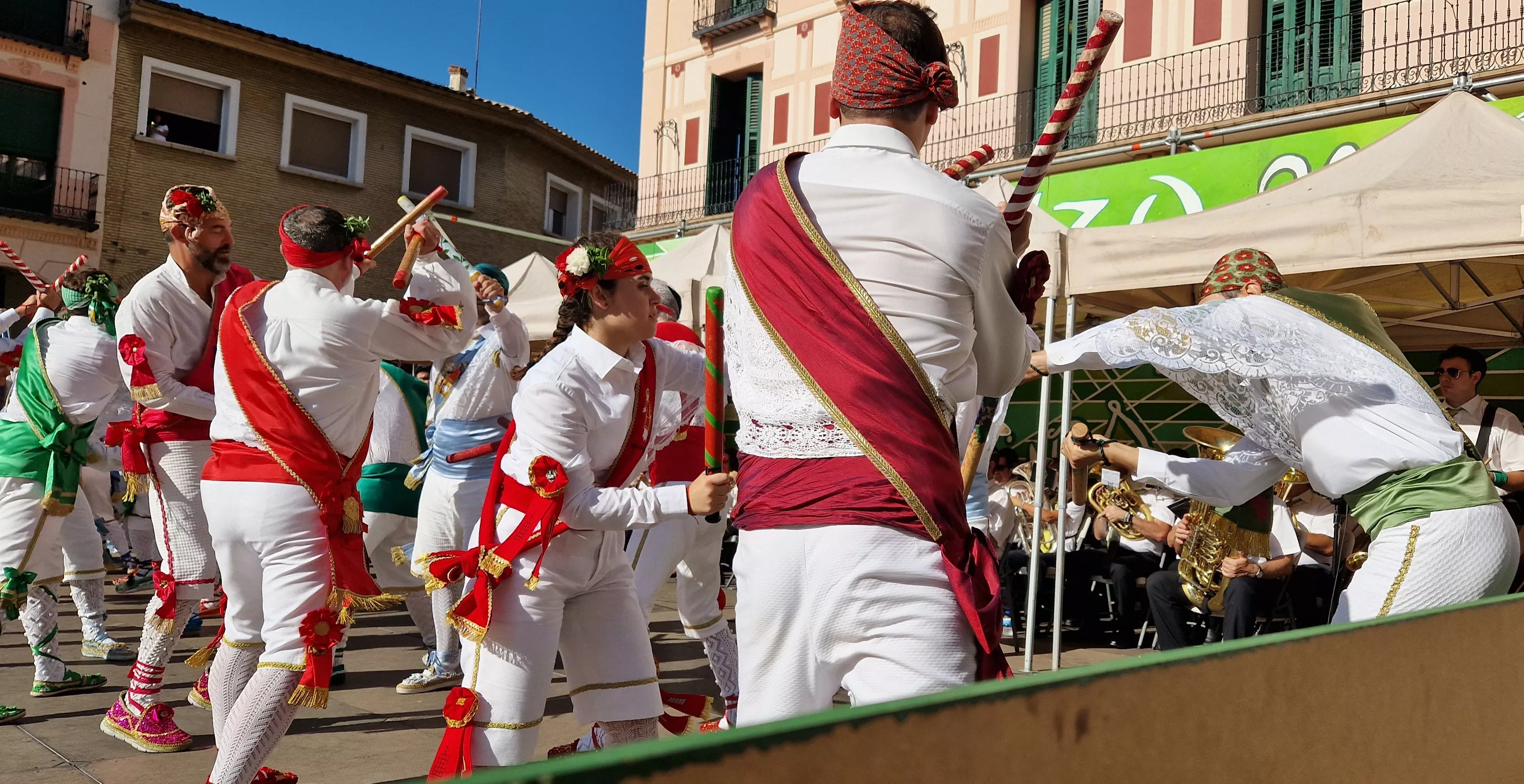 Los danzantes han actuado en la Fiesta del Comercio como es tradicional. Foto Myriam Martínez