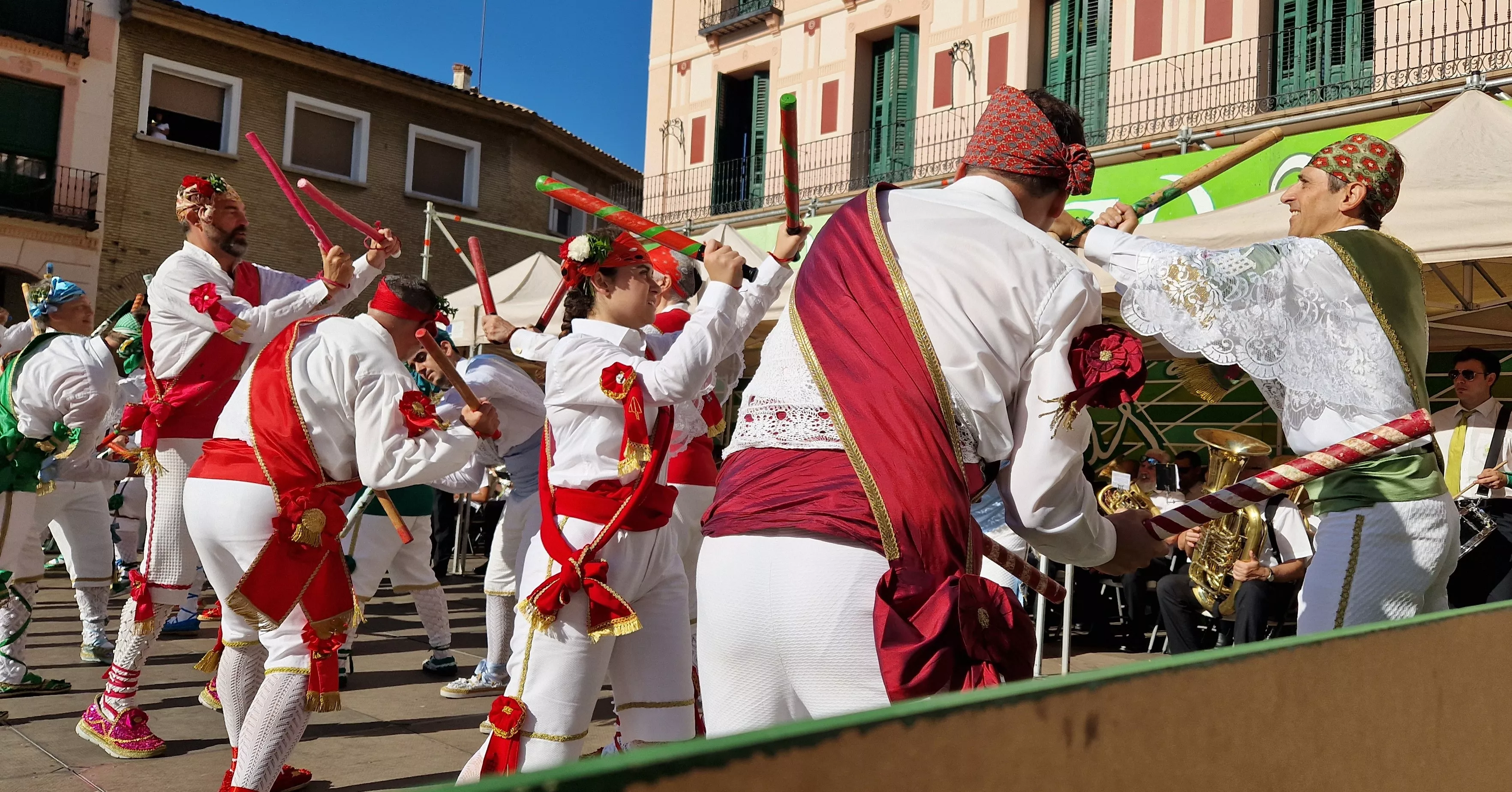 Los danzantes han actuado en la Fiesta del Comercio como es tradicional. Foto Myriam Martínez