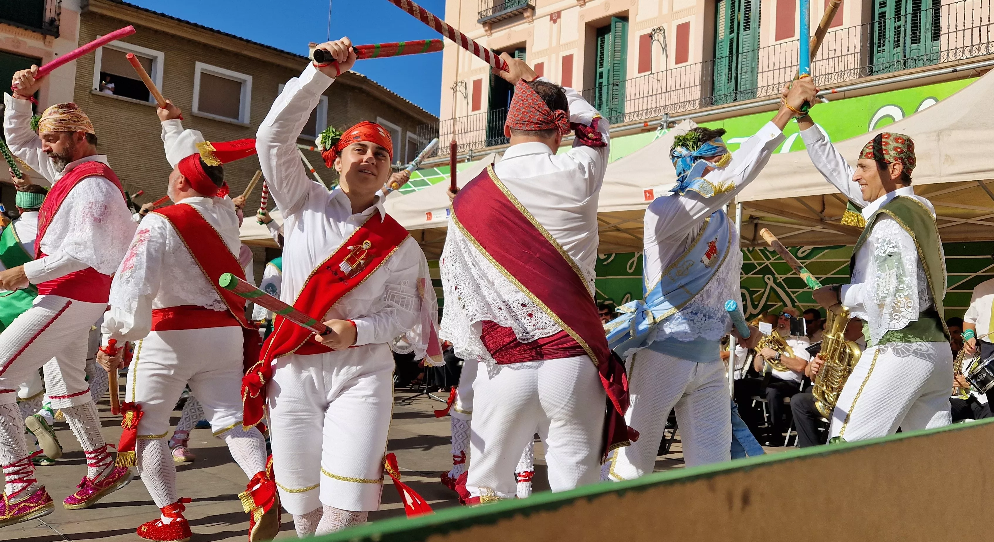 Los danzantes han actuado en la Fiesta del Comercio. Foto Myriam Martínez