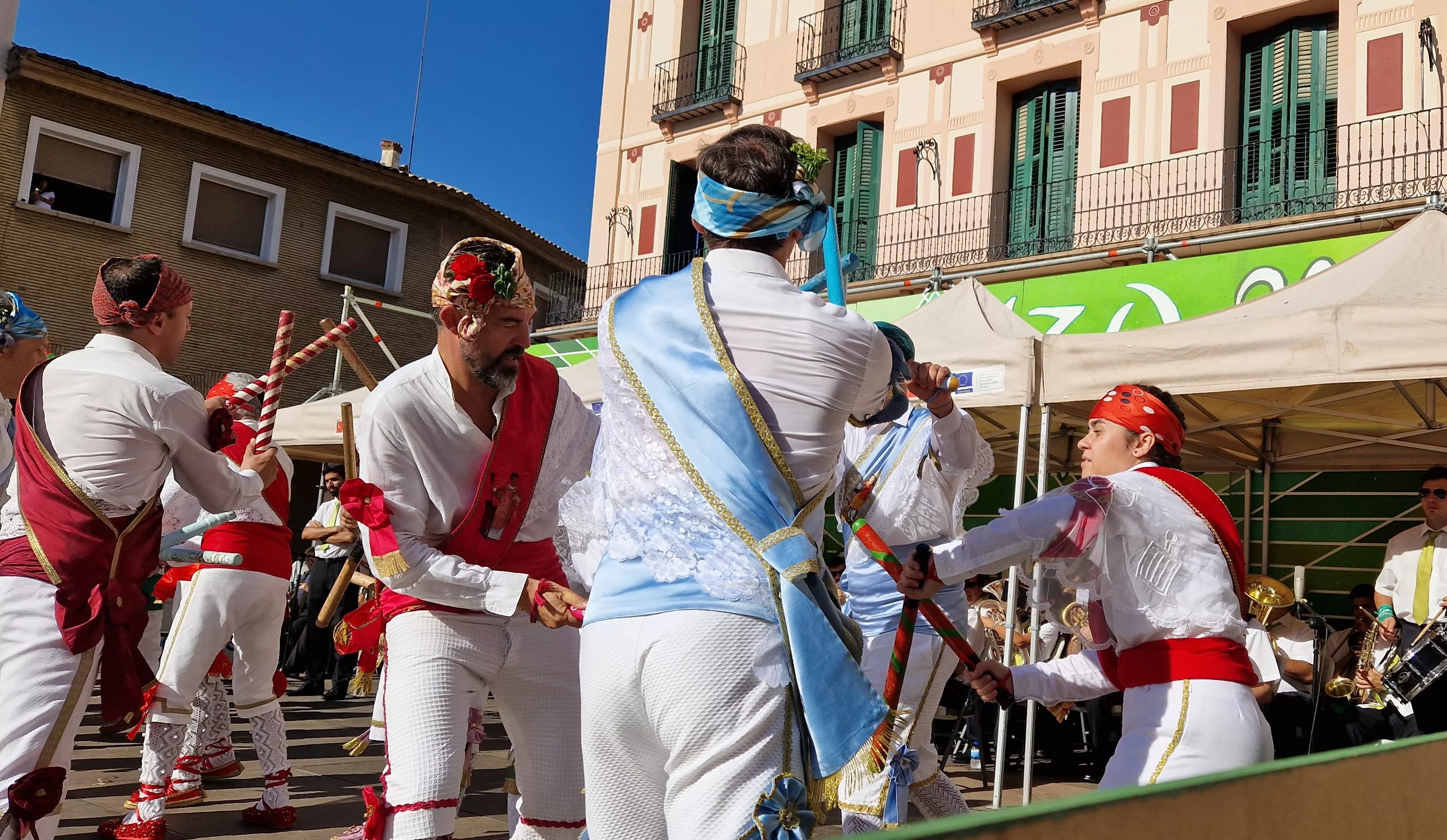 Los danzantes han actuado en la Fiesta del Comercio como es tradicional. Foto Myriam Martínez