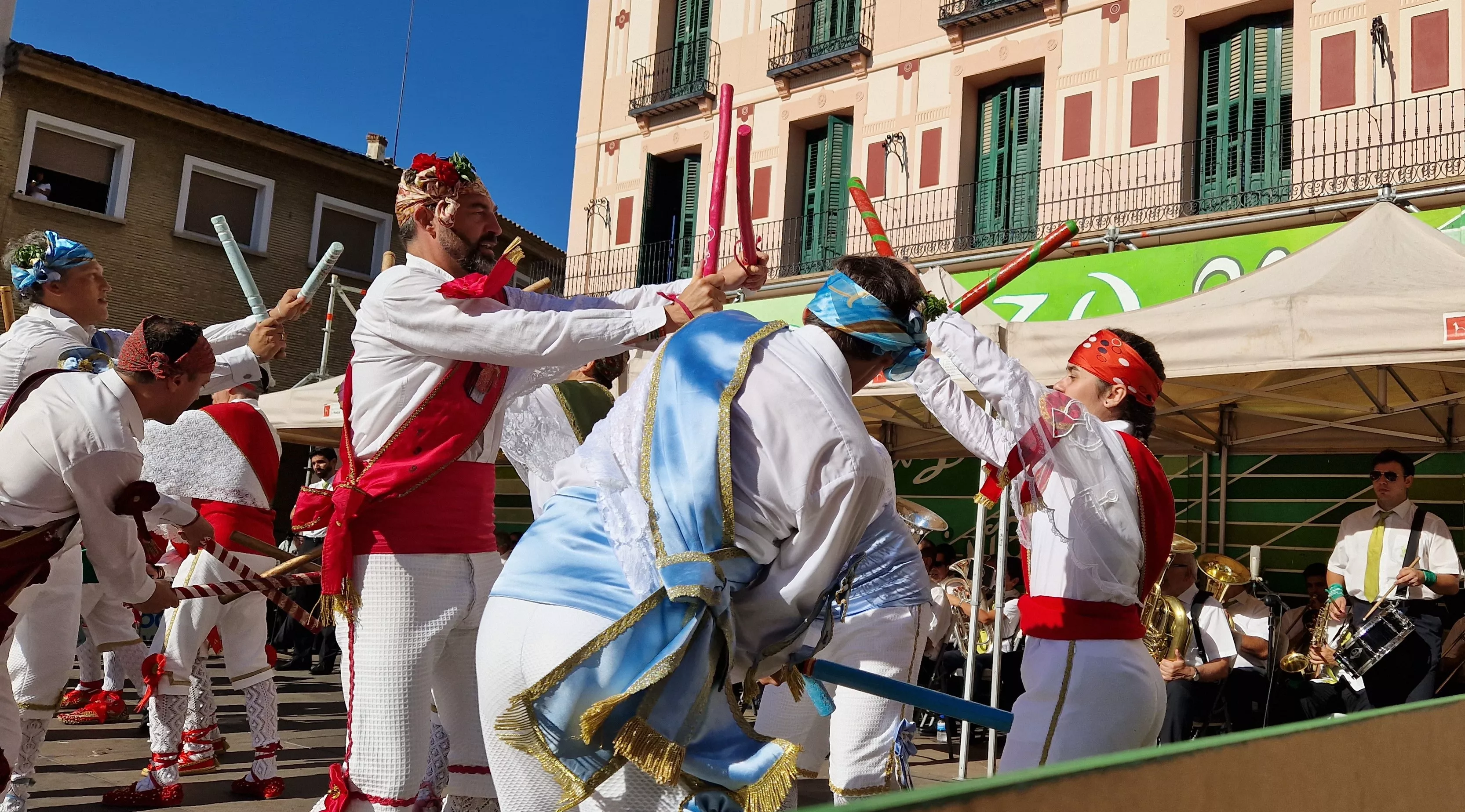 Los danzantes han actuado en la Fiesta del Comercio como es tradicional. Foto Myriam Martínez